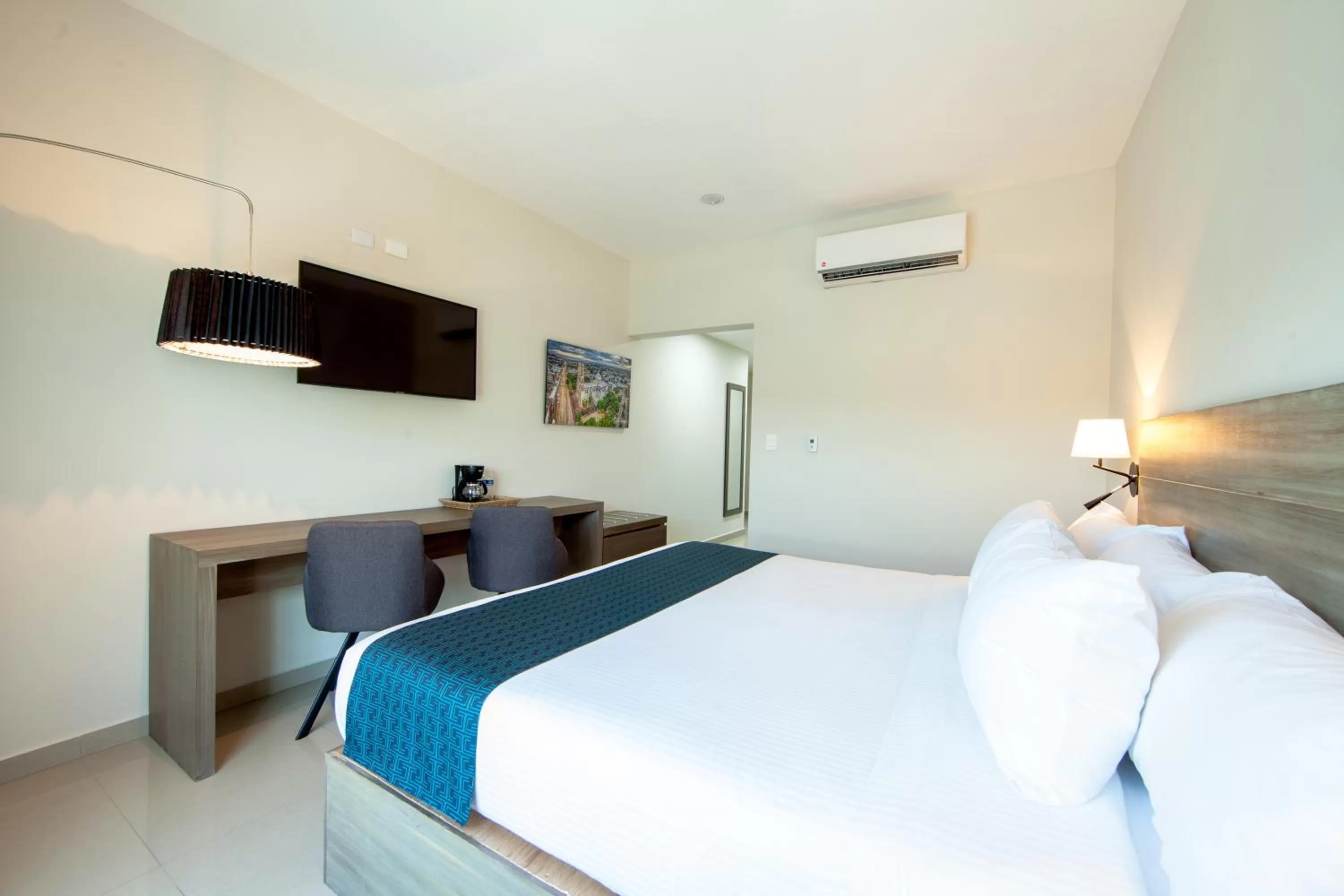 Photo of the whole room, Bed in InHouse Hotel Culiacán