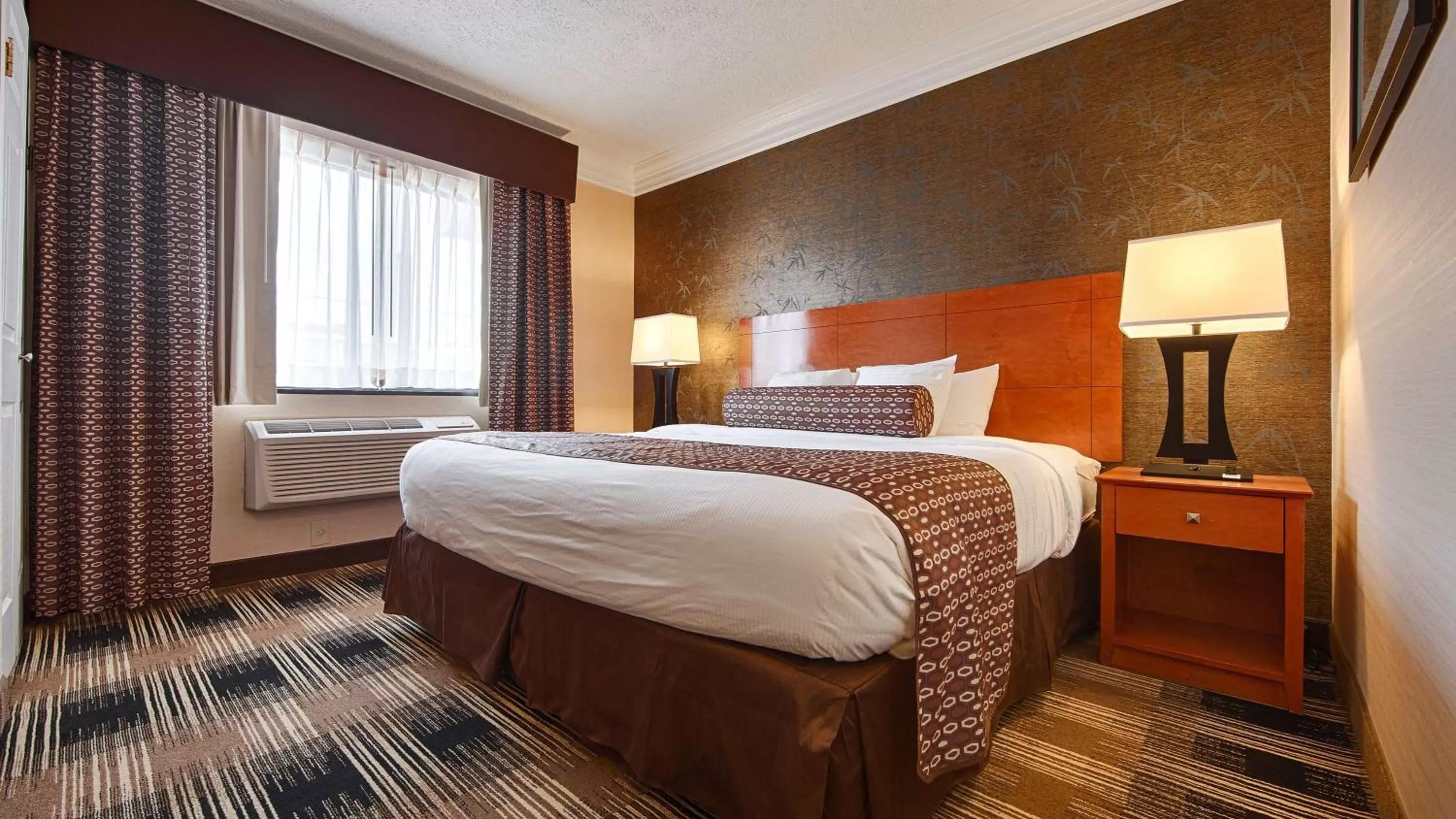 King Room with Roll-In Shower - Mobility Accessible/Communication Assistance/Non-Smoking in Best Western Inn at the Rochester Airport