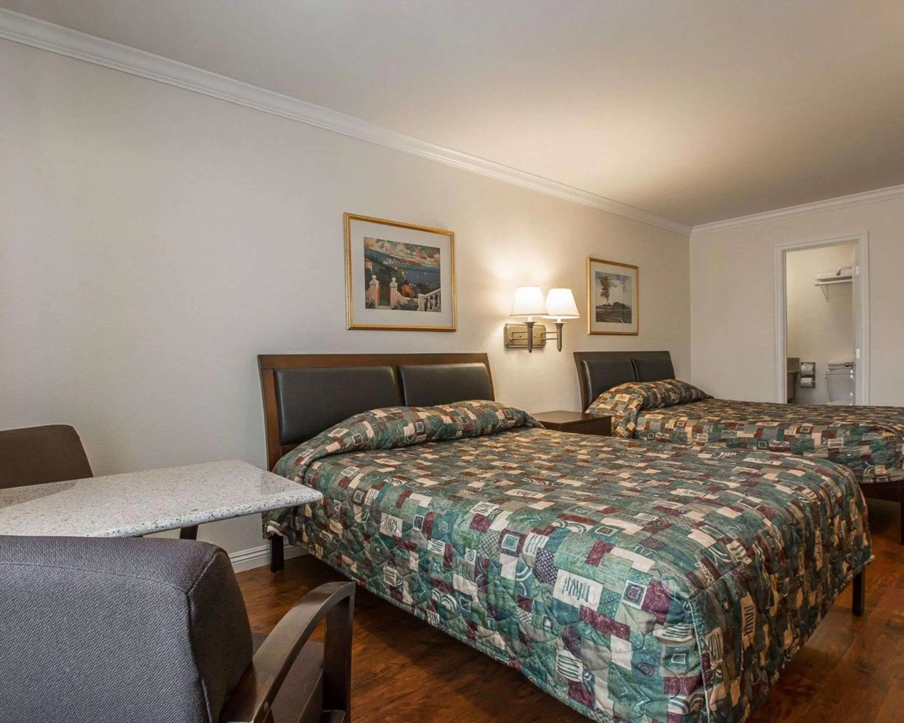 Photo of the whole room, Bed in Palm Inn Hotel near Tyler Mall Riverside