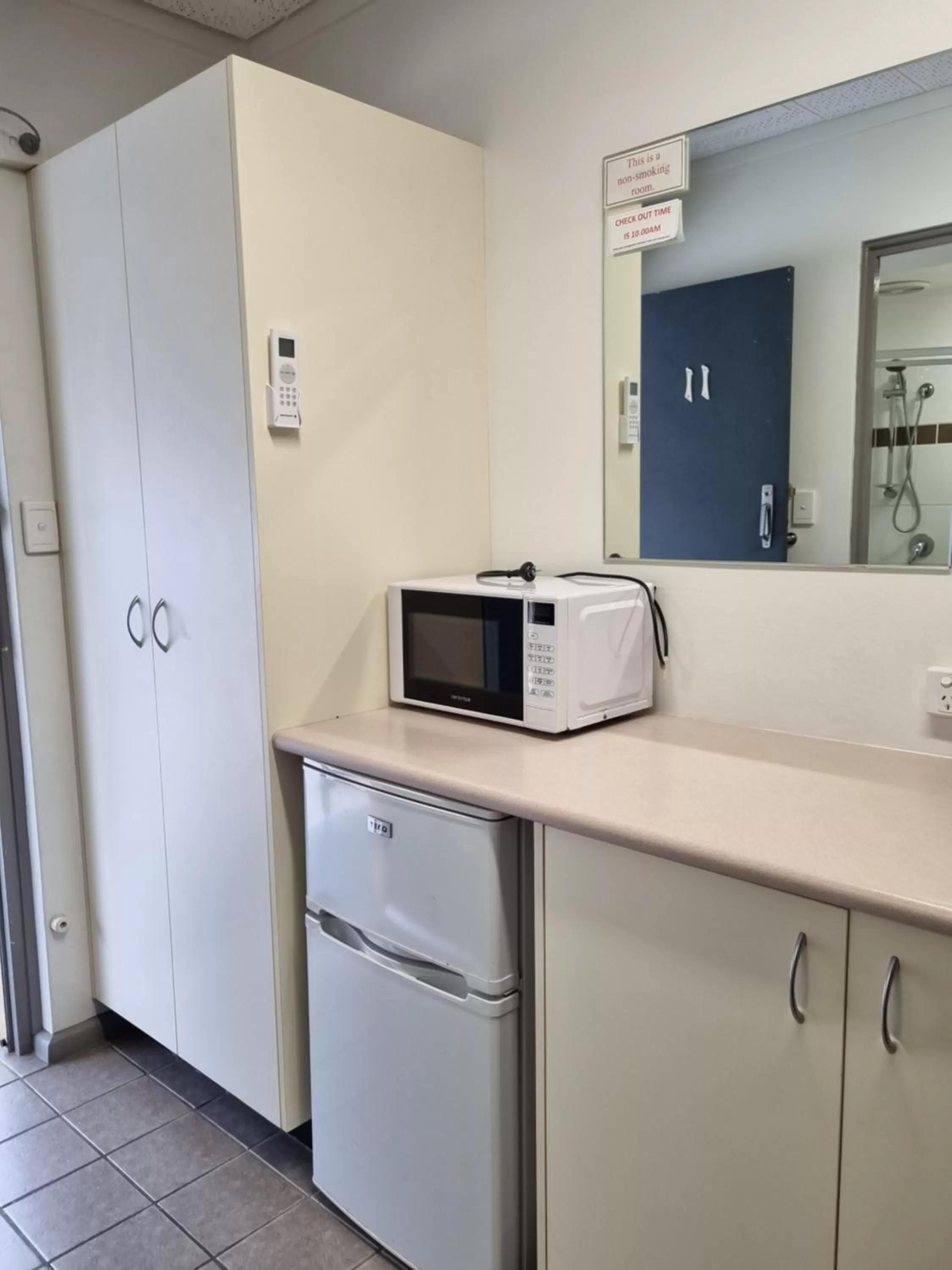 Coffee/tea facilities in Park Drive Motel