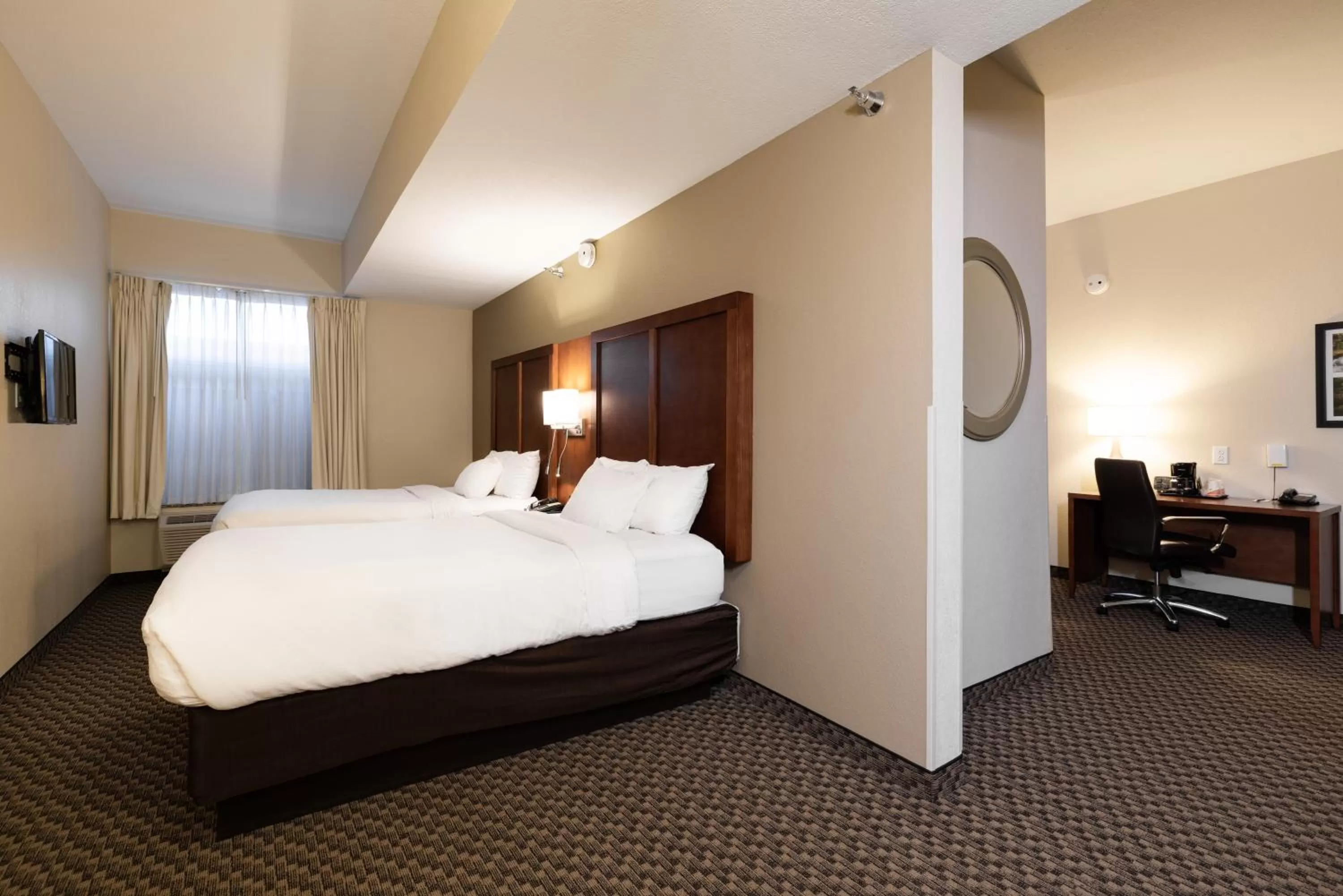 Bedroom, Bed in Comfort Suites Troy-I75