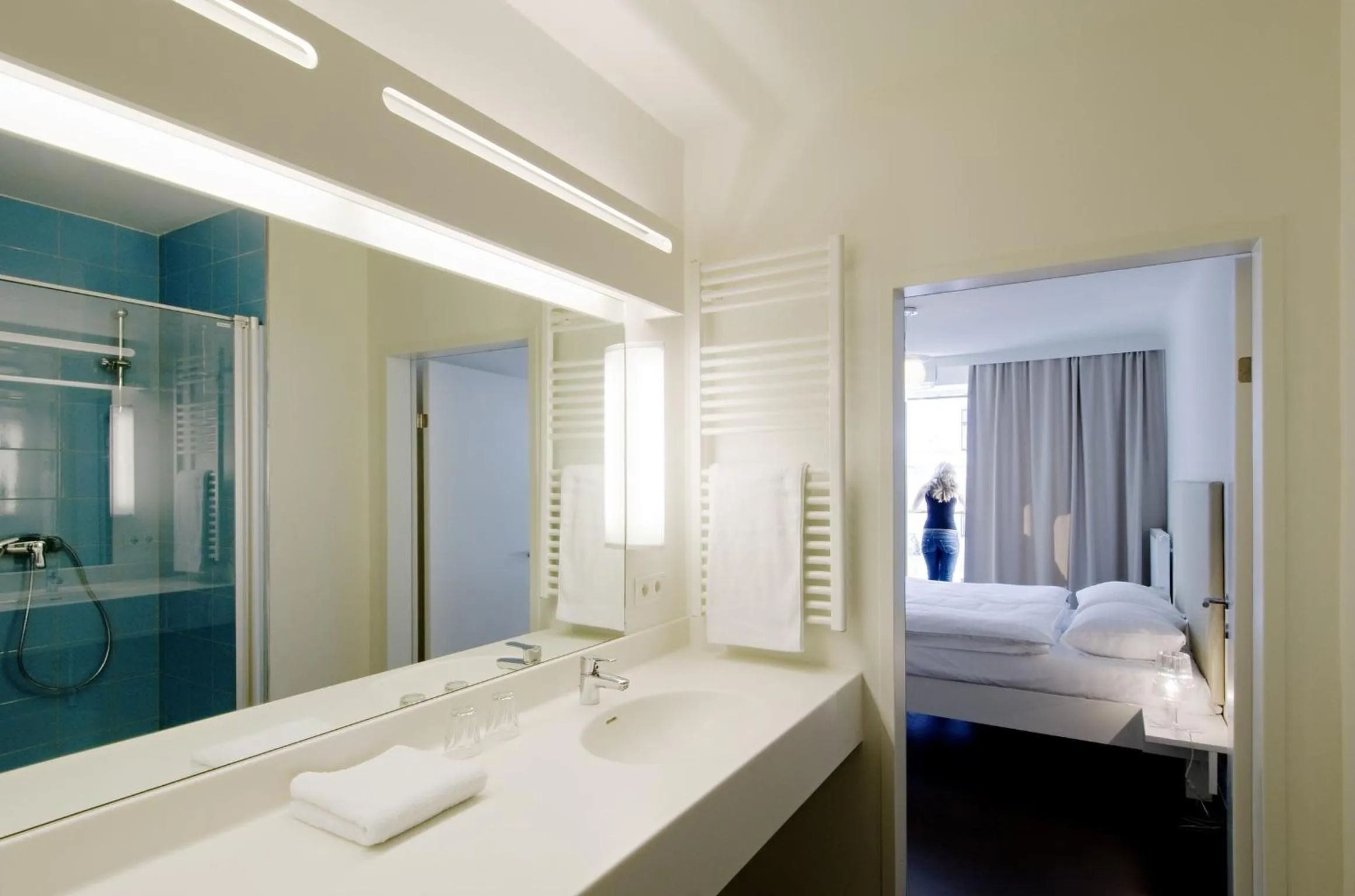 Bathroom, Bed in Stanys - Das Apartmenthotel
