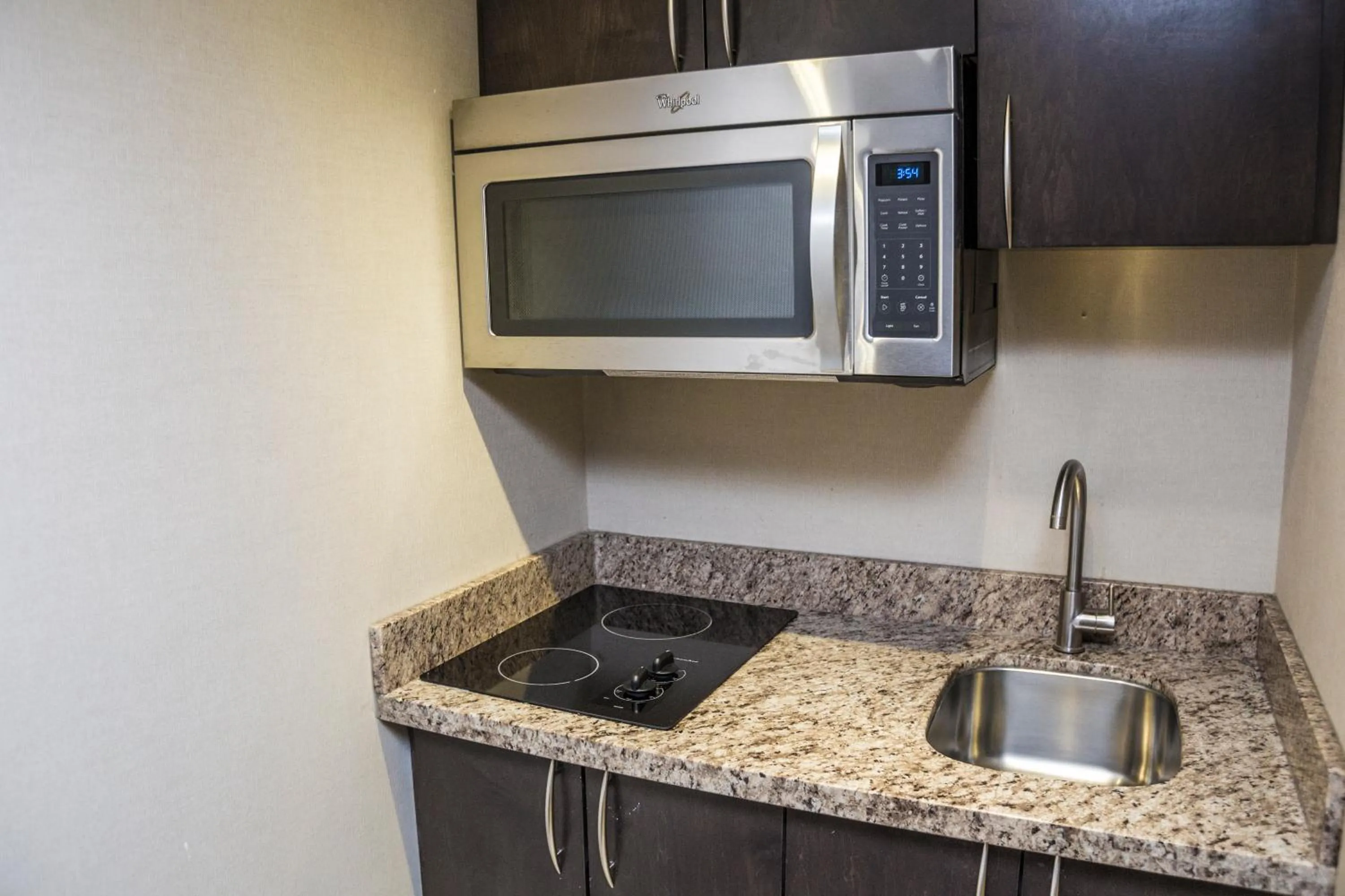 Kitchen or kitchenette in Mississauga Gate Inn