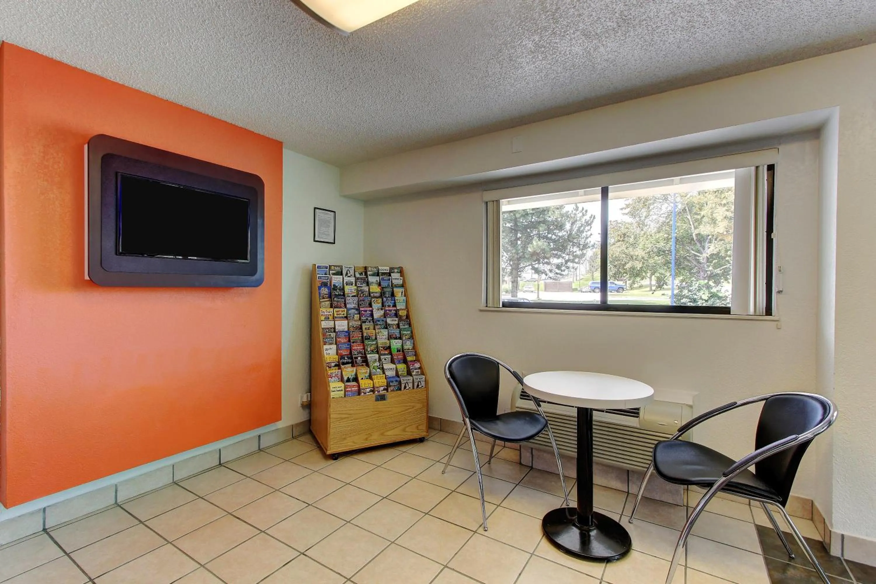 Communal lounge/ TV room in Motel 6-York, PA