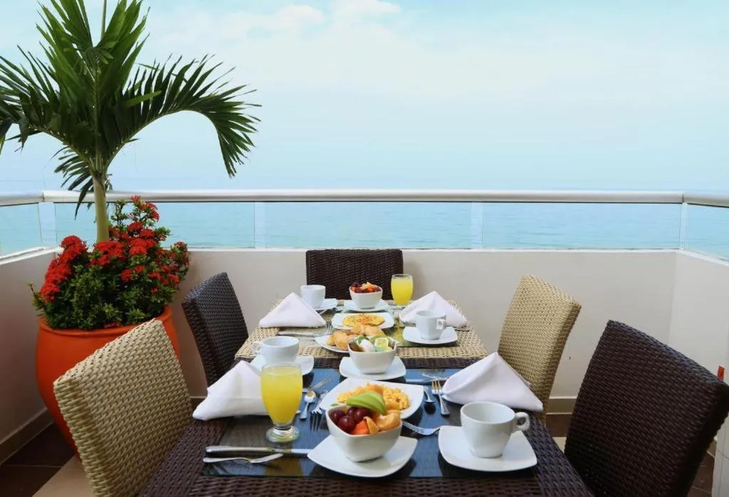 Restaurant/places to eat in Hotel Cabreromar