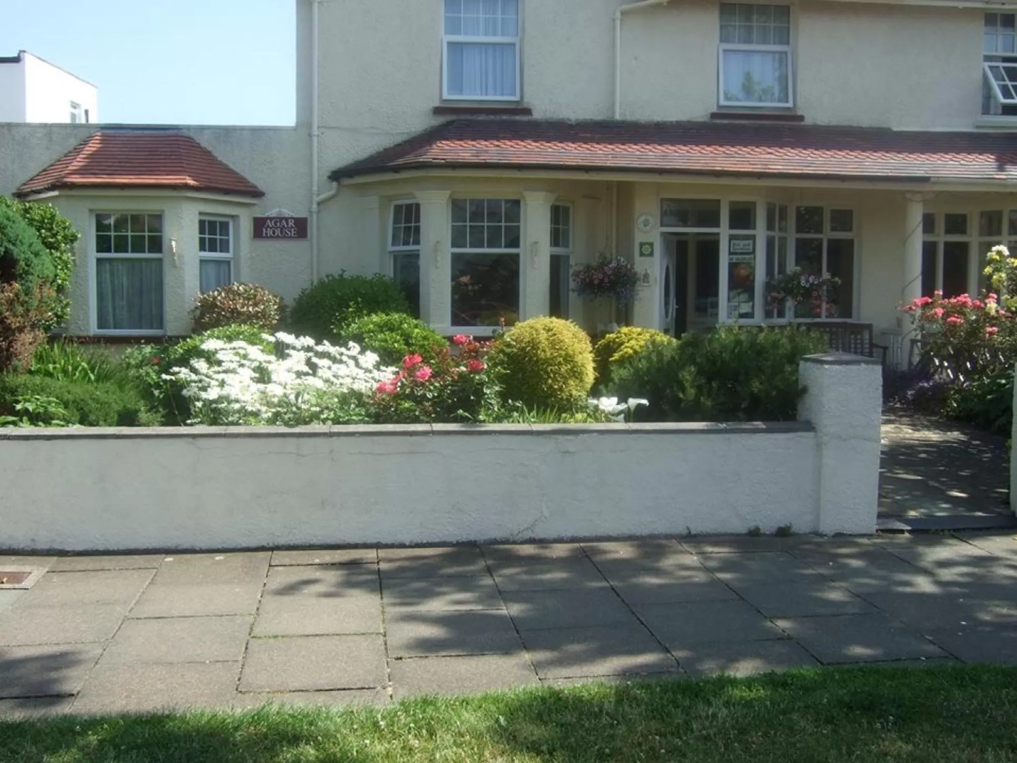 Facade/entrance in Agar House