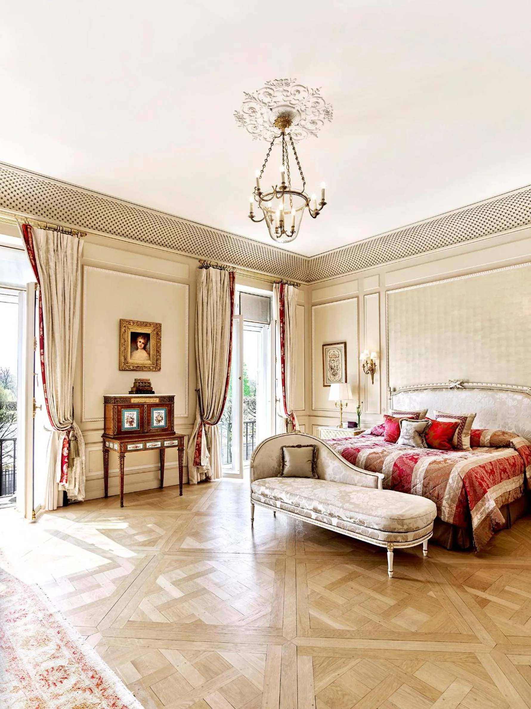 Bedroom, Bed in Le Meurice – Dorchester Collection