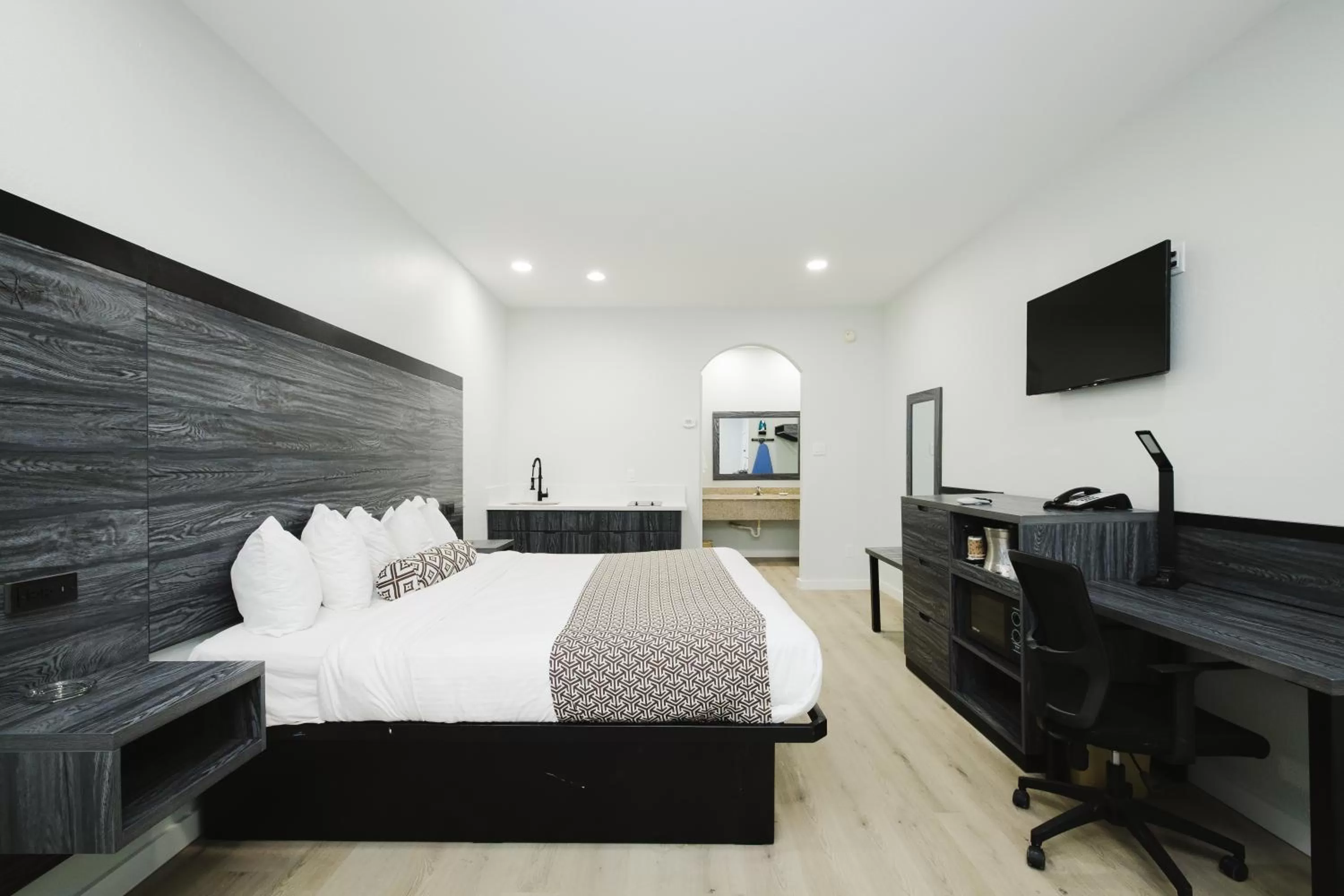 TV and multimedia, Bed in Sapphire Inn & Suites