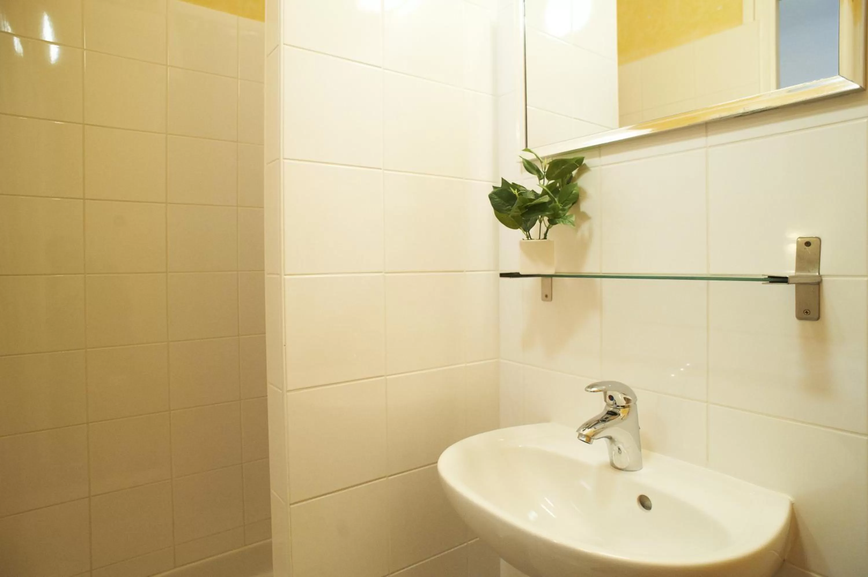 Bathroom in Hotel Le Petit Duquesne