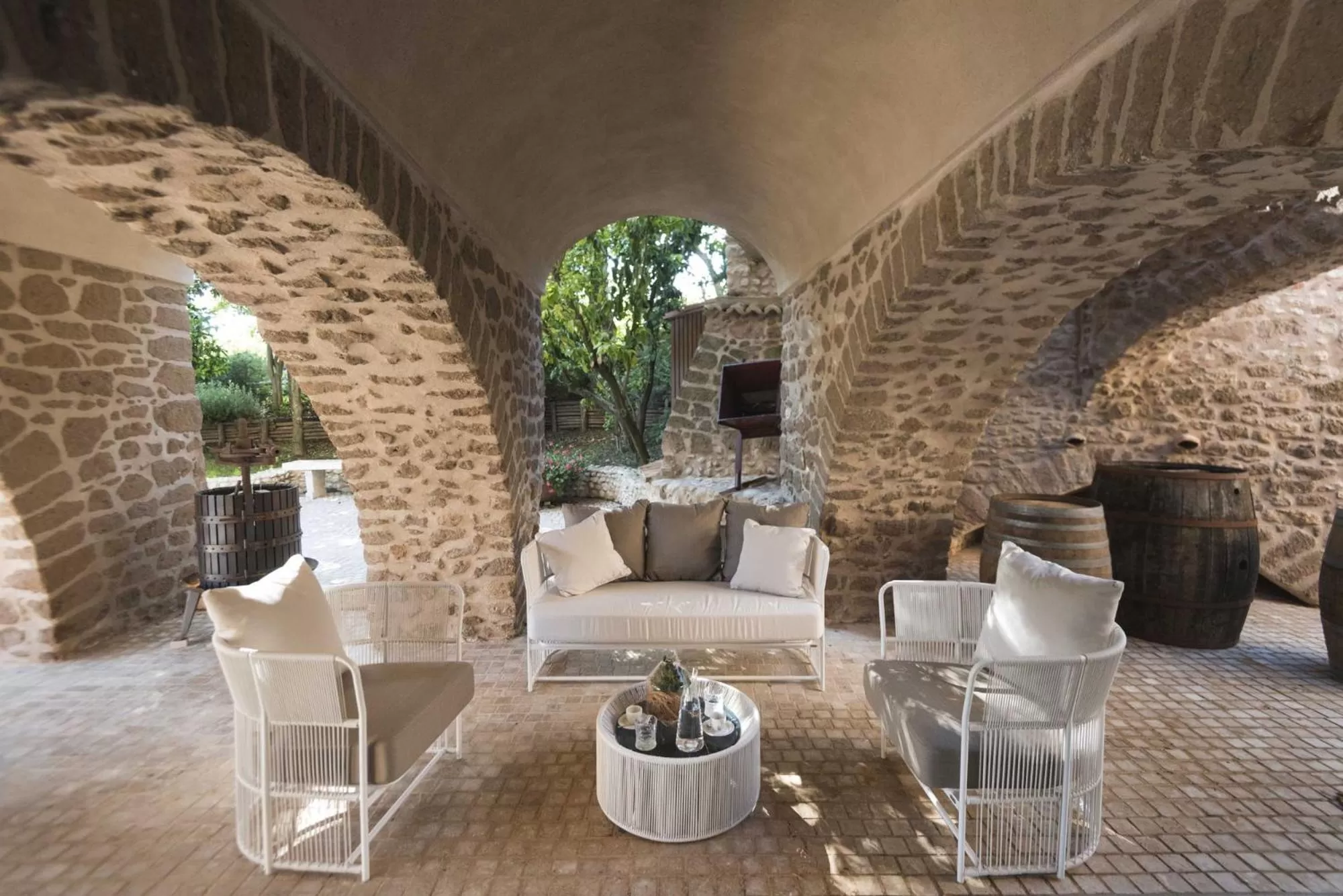 Patio in Antico Borgo Molino 7cento vicino ai Giardini di Ninfa