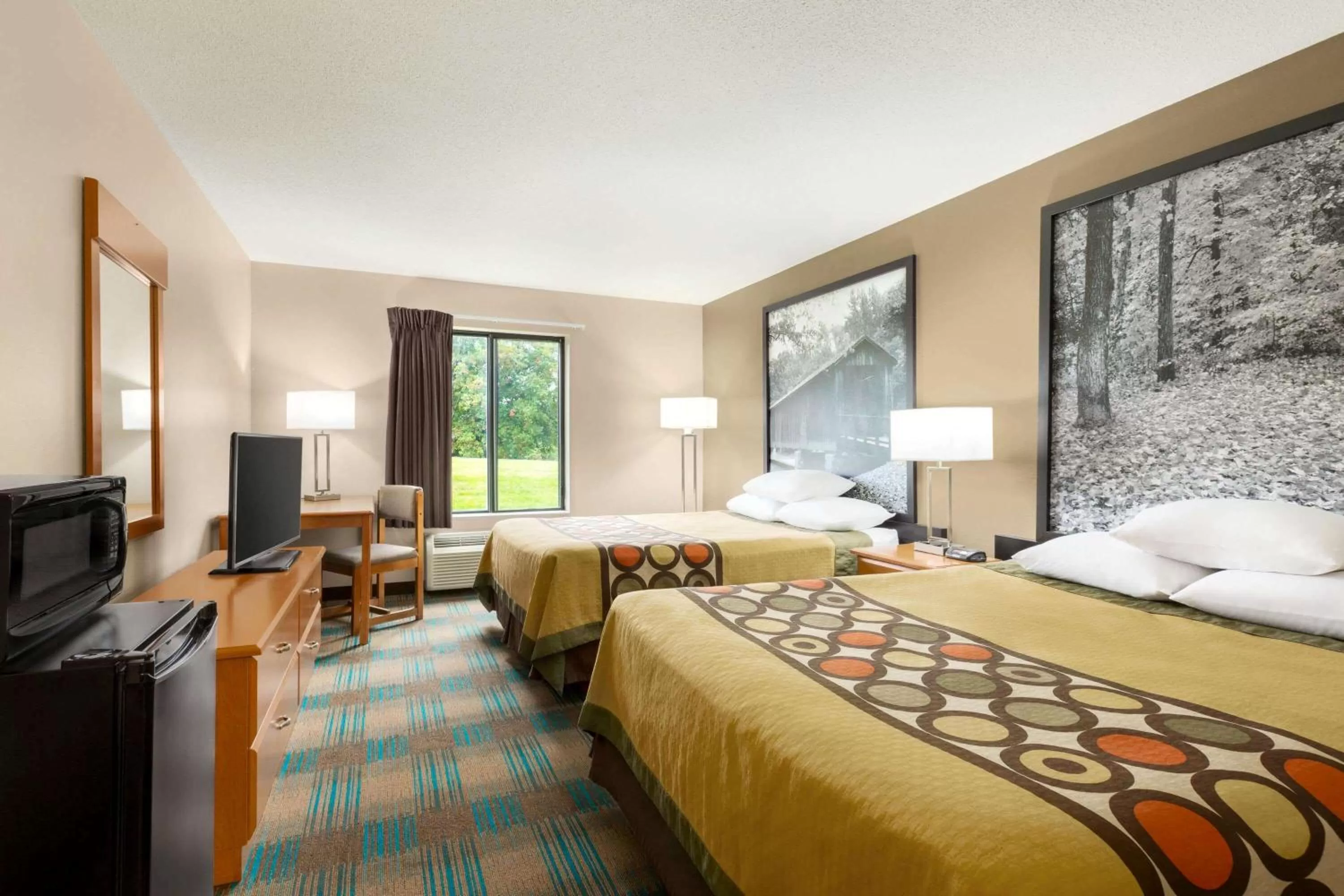 Photo of the whole room, Bed in Super 8 by Wyndham Hannibal