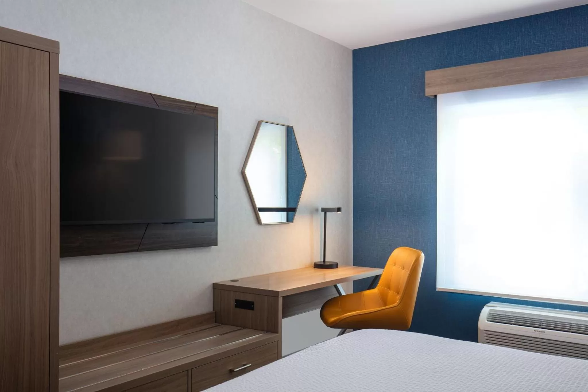 Photo of the whole room, Bed in Holiday Inn Express Bothell by IHG