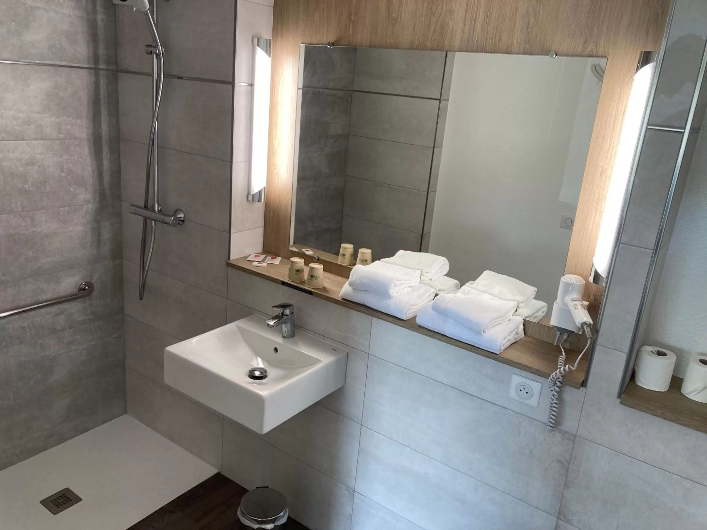 Bathroom in Hôtel Le Cyrano Bergerac