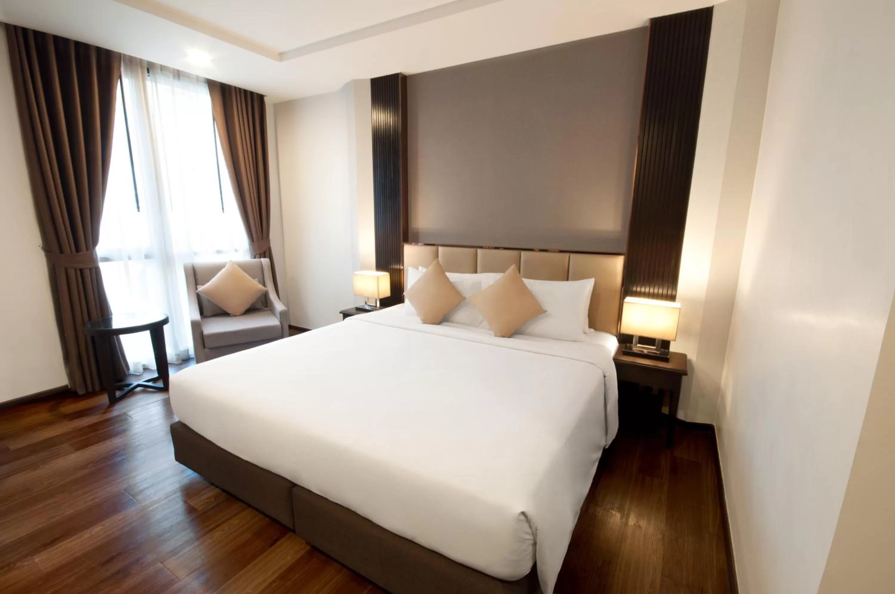 Bedroom, Bed in SureStay Plus by Best Western Sukhumvit 2