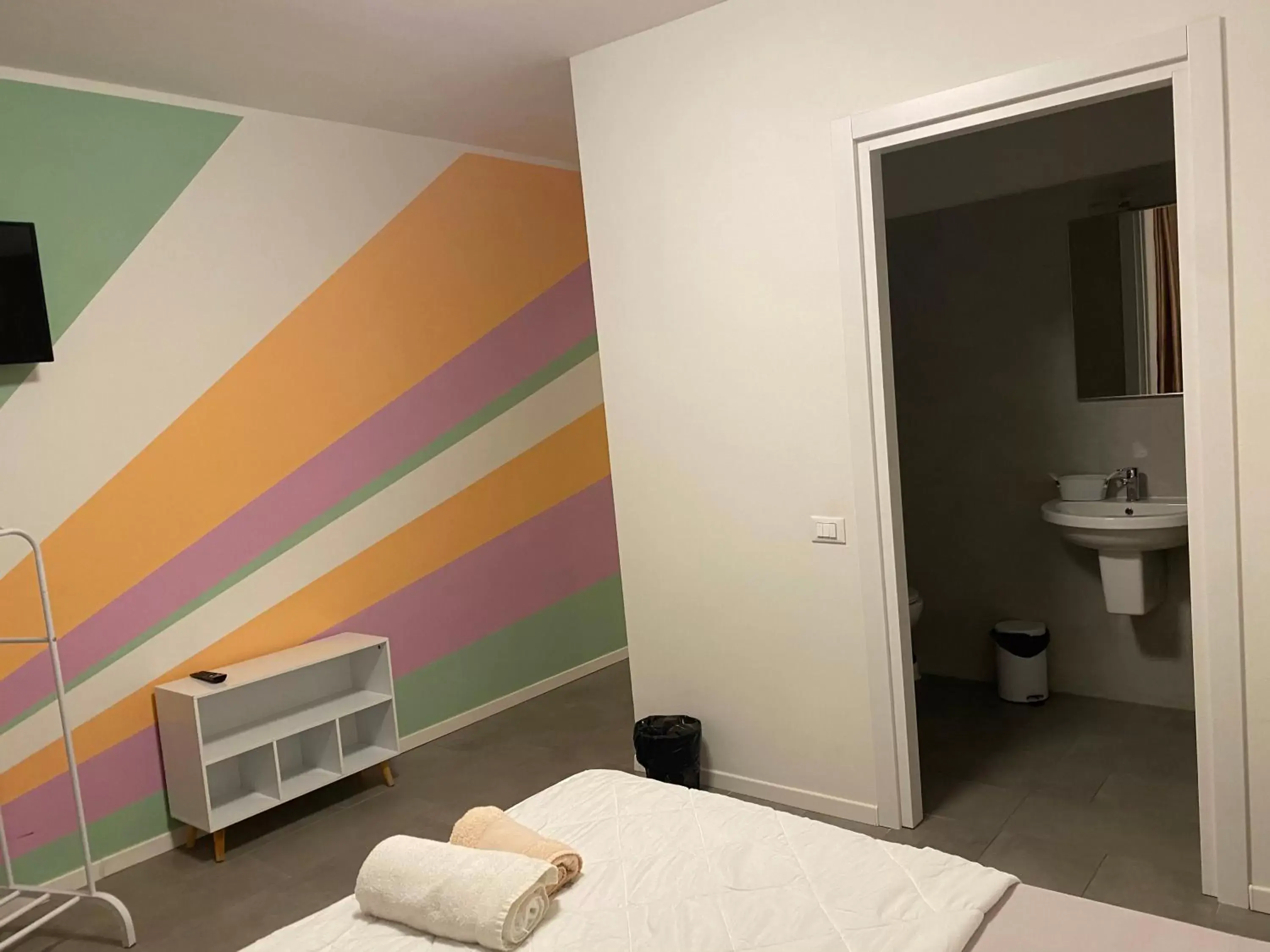 Small Double Room in Michelangelo home Small Double Room in Michelangelo home