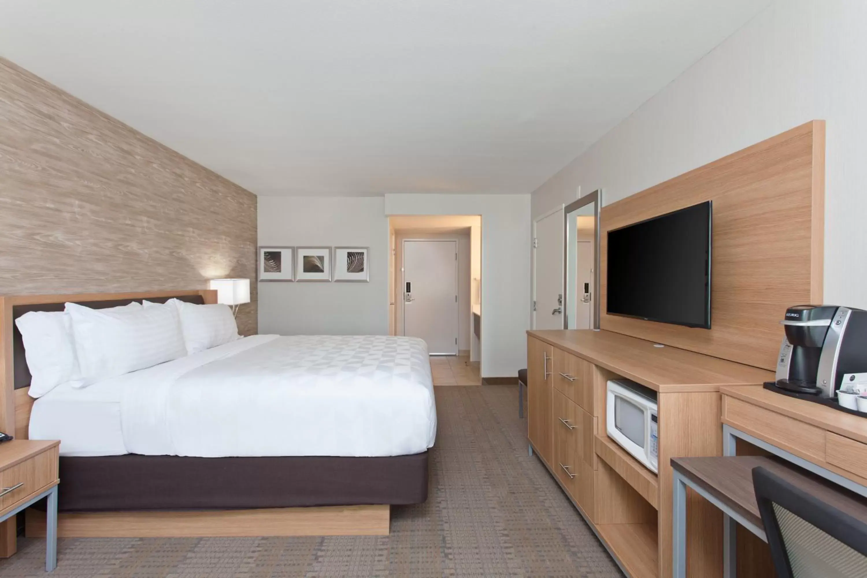 Standard King Room in Holiday Inn Palmdale-Lancaster by IHG Standard King Room in Holiday Inn Palmdale-Lancaster by IHG