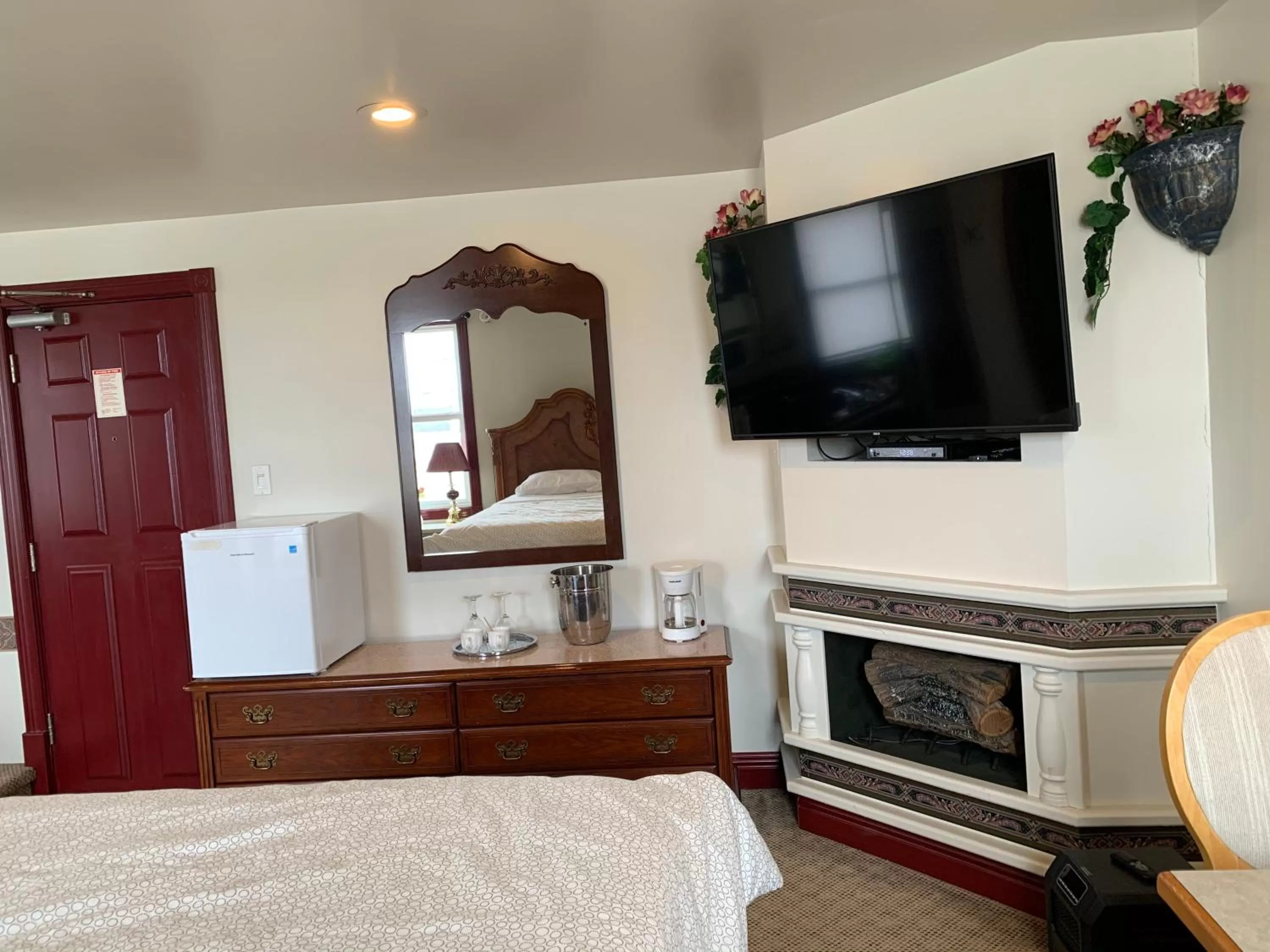 Bed in Lakeview Hotel