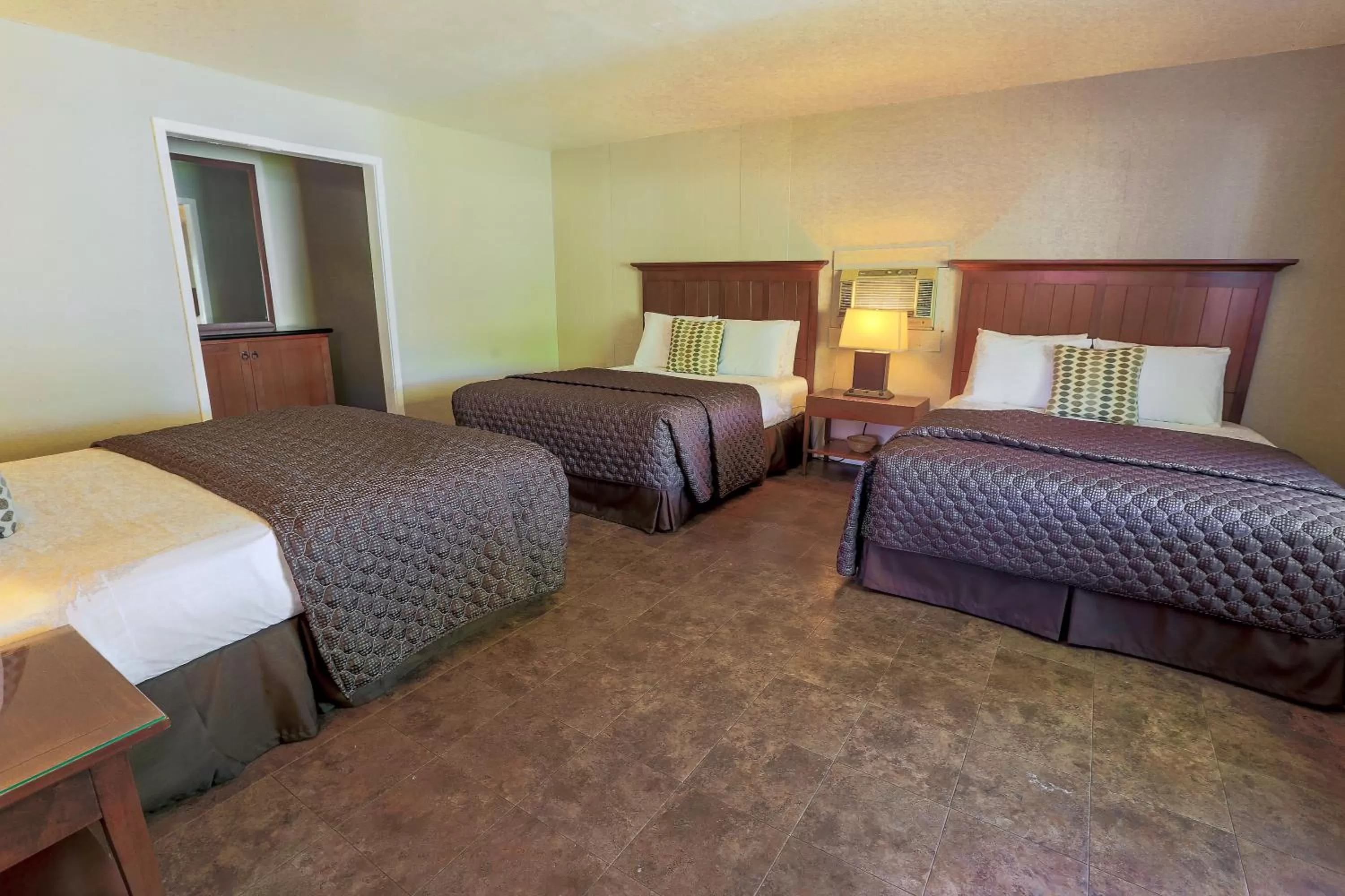 Cabin 22 Pond Side Pet-Friendly 2 Bed 1 Bath 4 Queen Beds in Roosevelt Resort Park