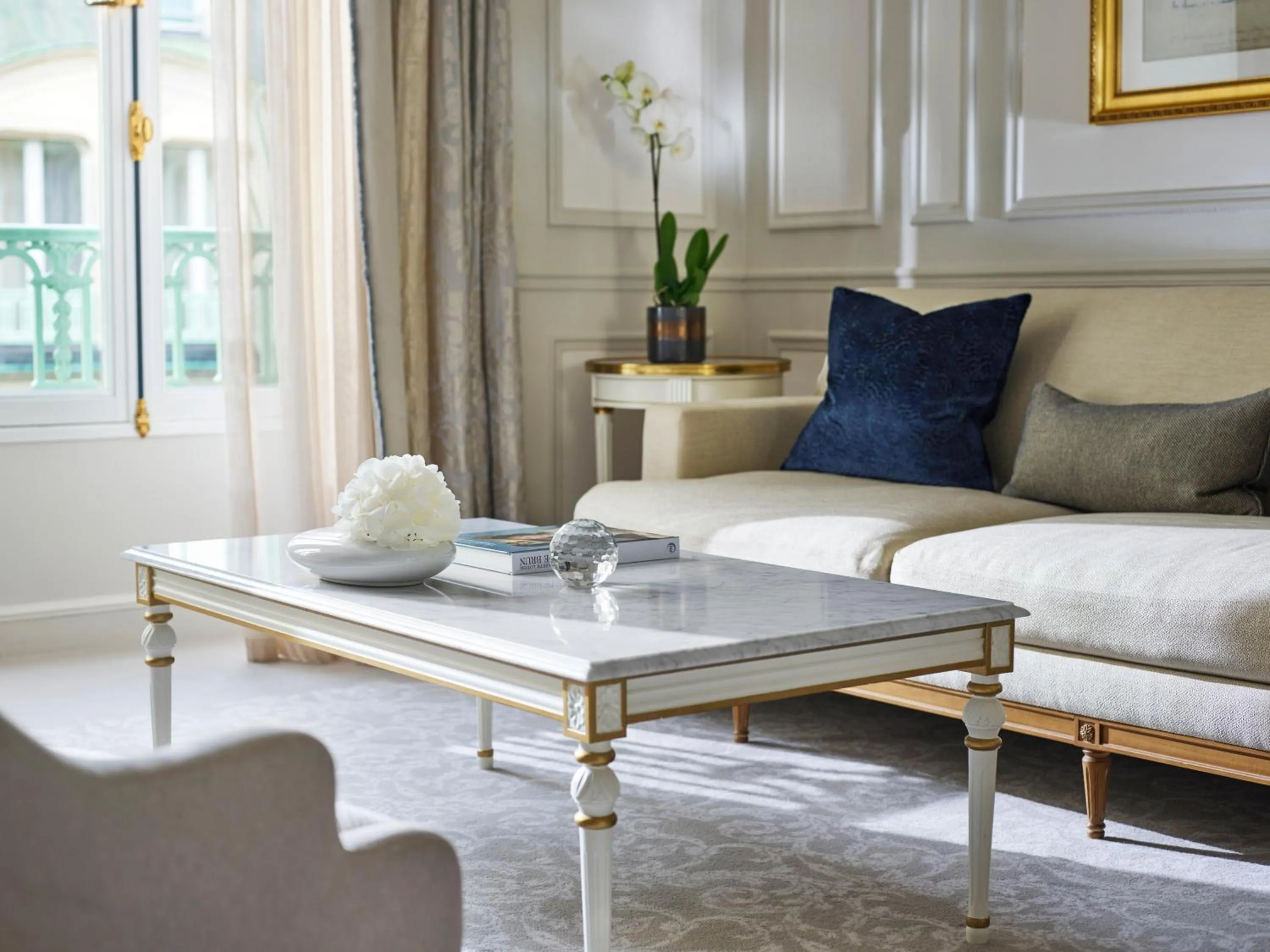 Bedroom in Le Meurice – Dorchester Collection