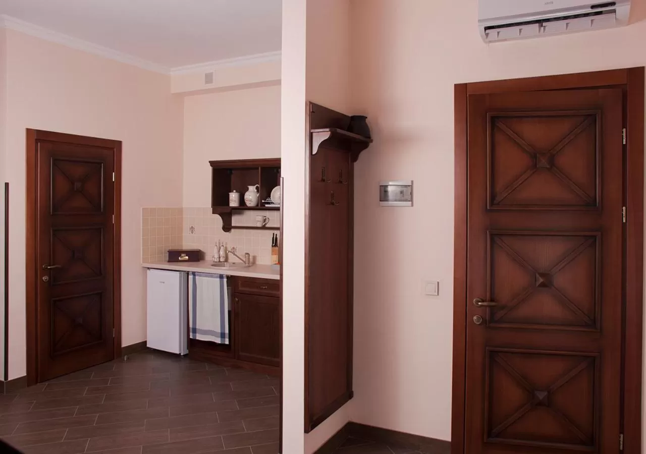 Photo of the whole room, Kitchen/Kitchenette in Ekaterinoslav