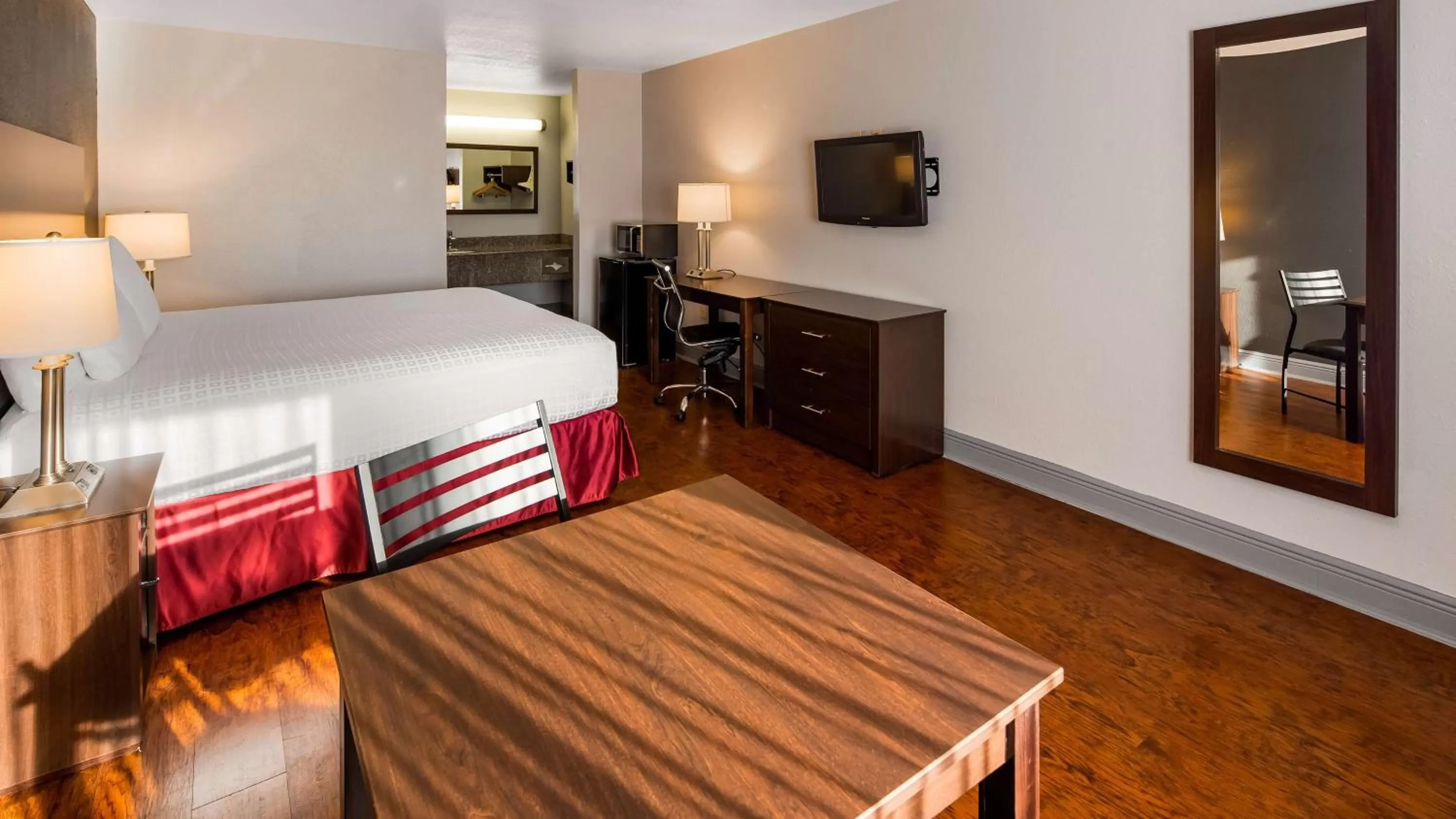 Photo of the whole room, Bed in SureStay Plus Hotel by Best Western Hammond