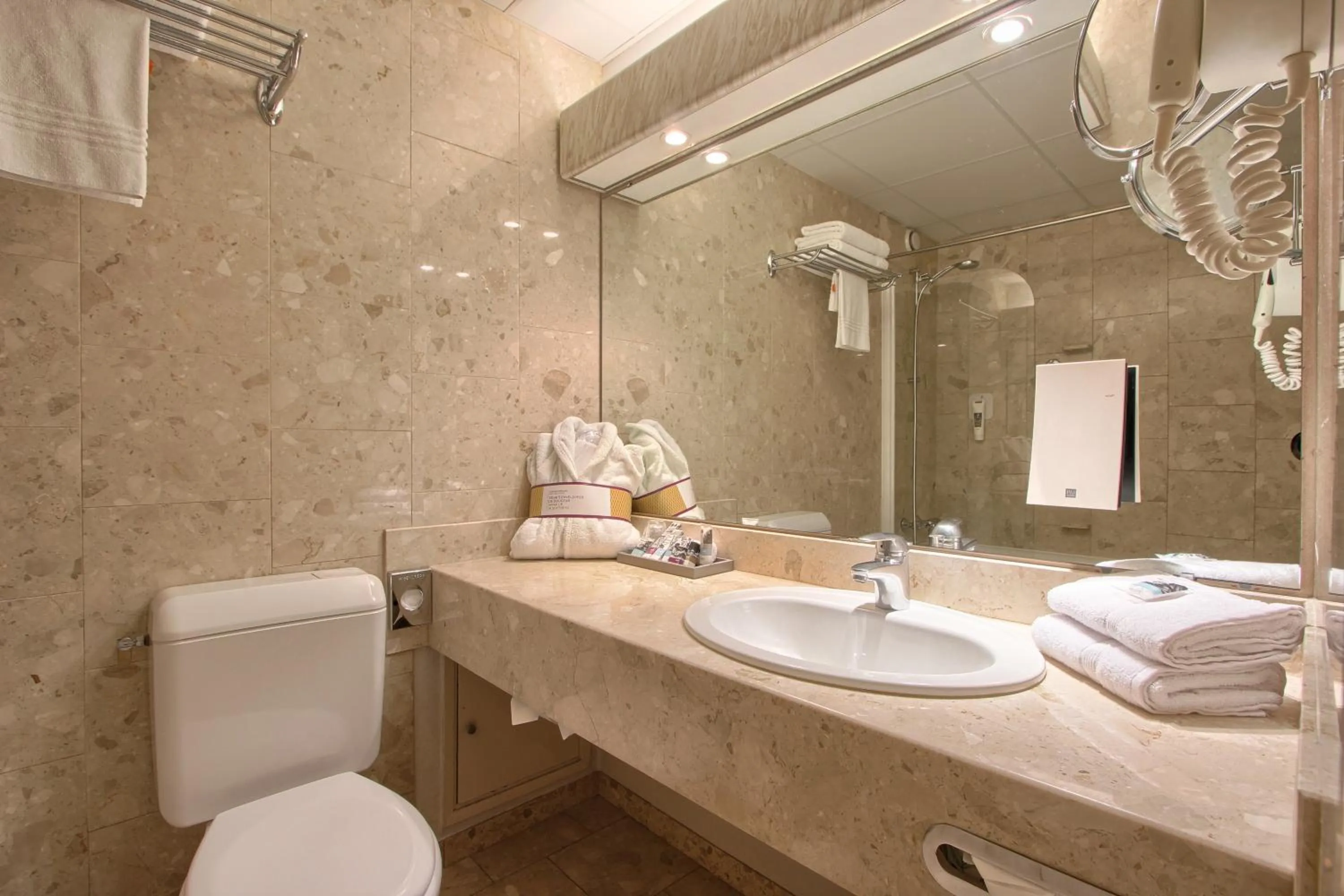 Bathroom in Mercure Paris Velizy