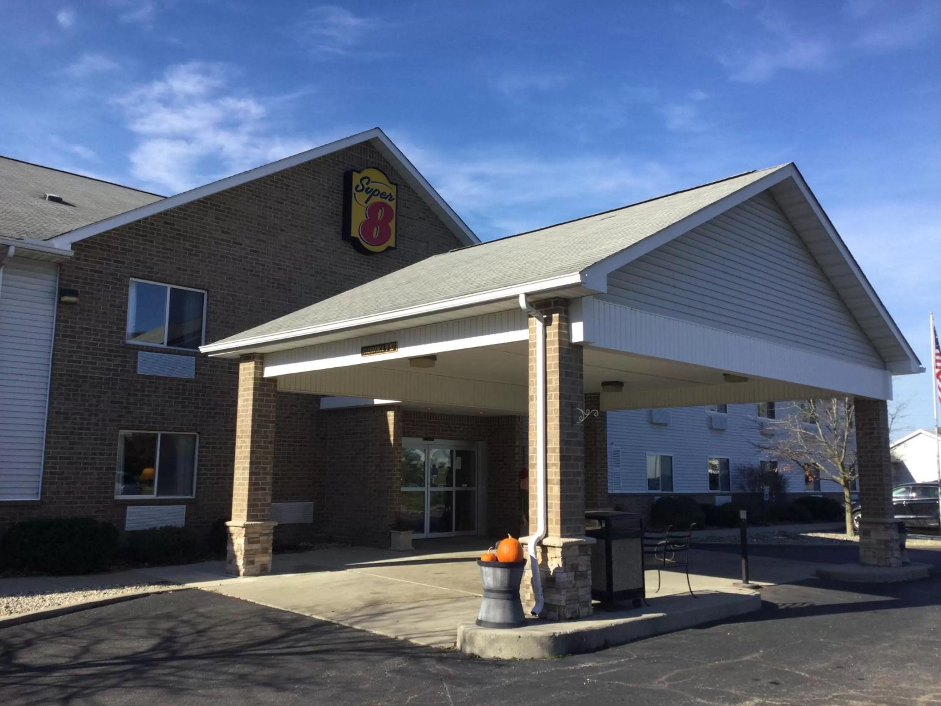Facade/entrance in Super 8 by Wyndham Adrian