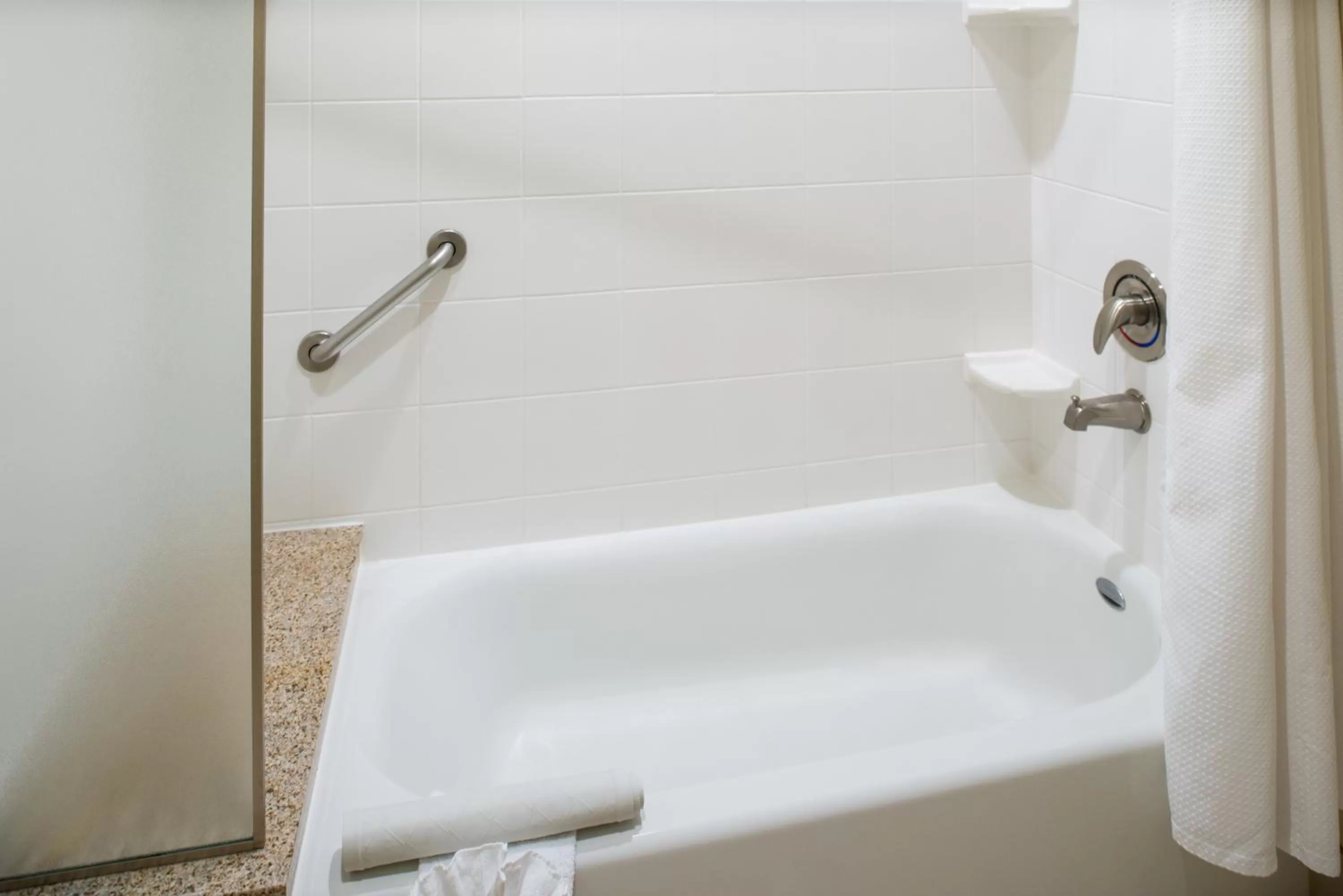 Bath in Courtyard by Marriott Victorville Hesperia