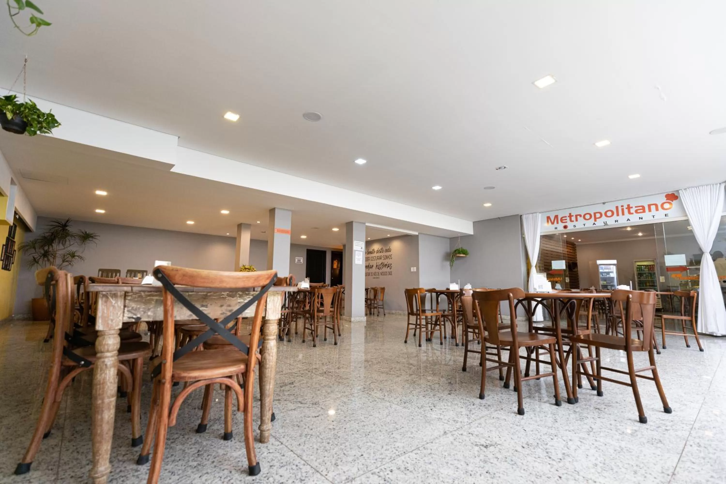 Restaurant/Places to Eat in Hotel Metropolitano