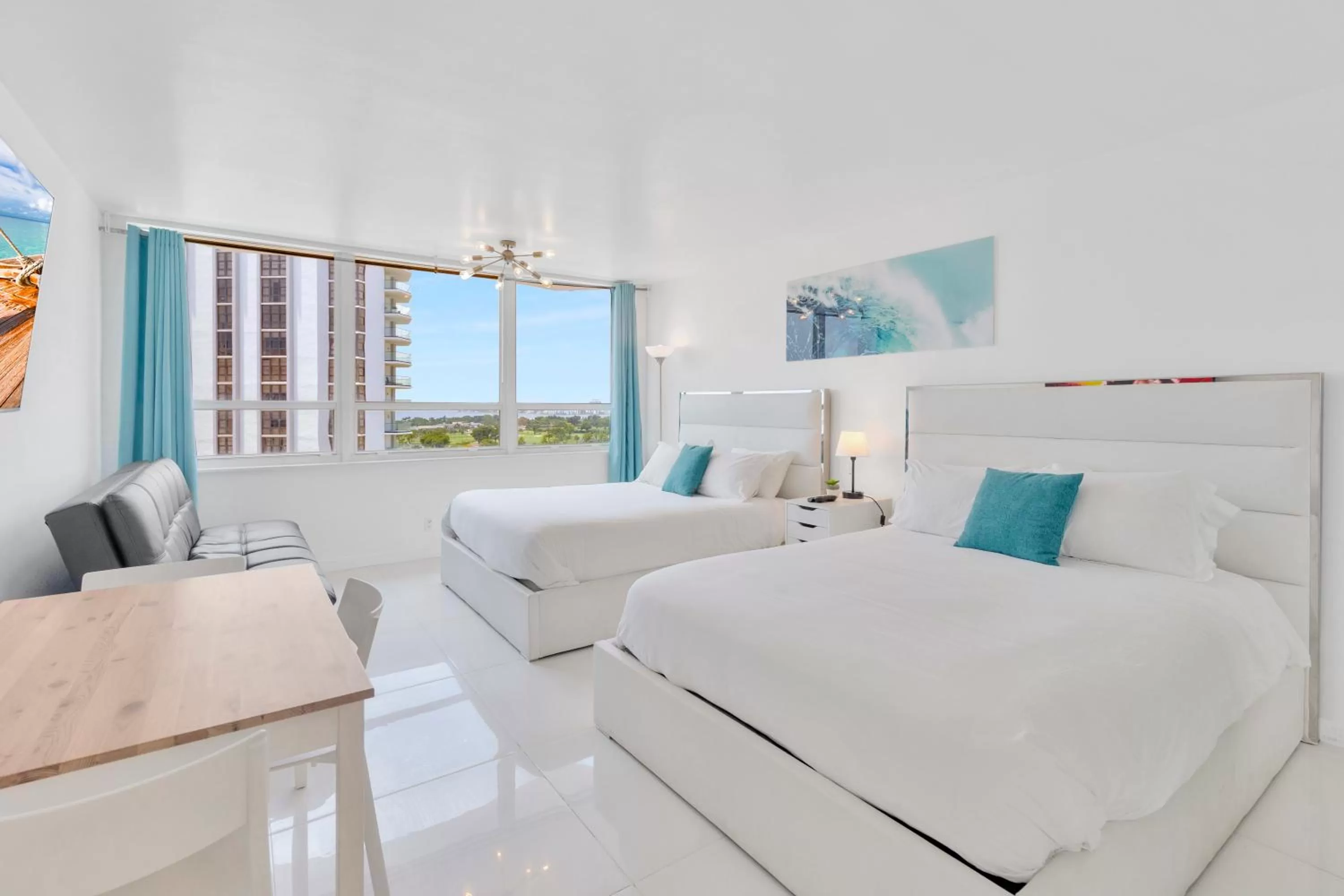 Remodeled Bay Studio, 2 Queen Beds in SeaStays Apartments