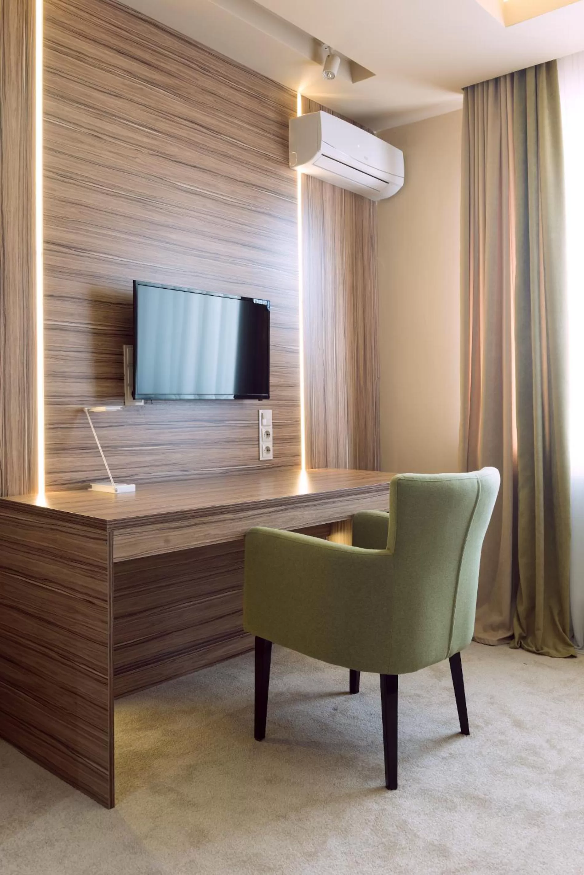 Seating area, TV/Entertainment Center in Come INN