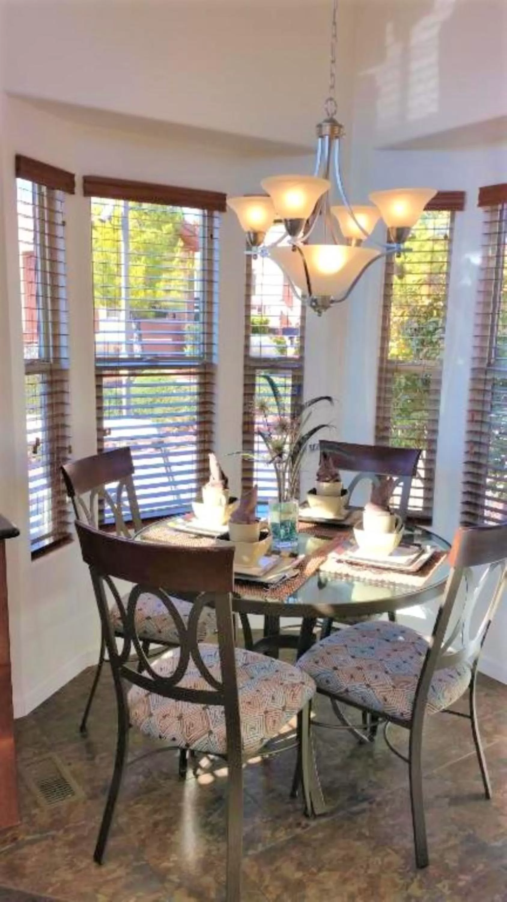 Dining area in Sedona Pines Resort