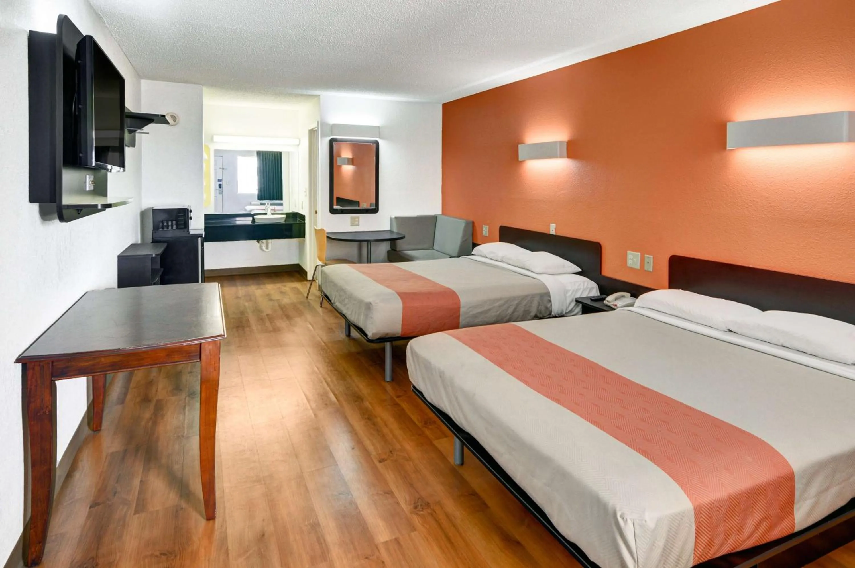 TV and multimedia, Bed in Motel 6-Lindale, TX