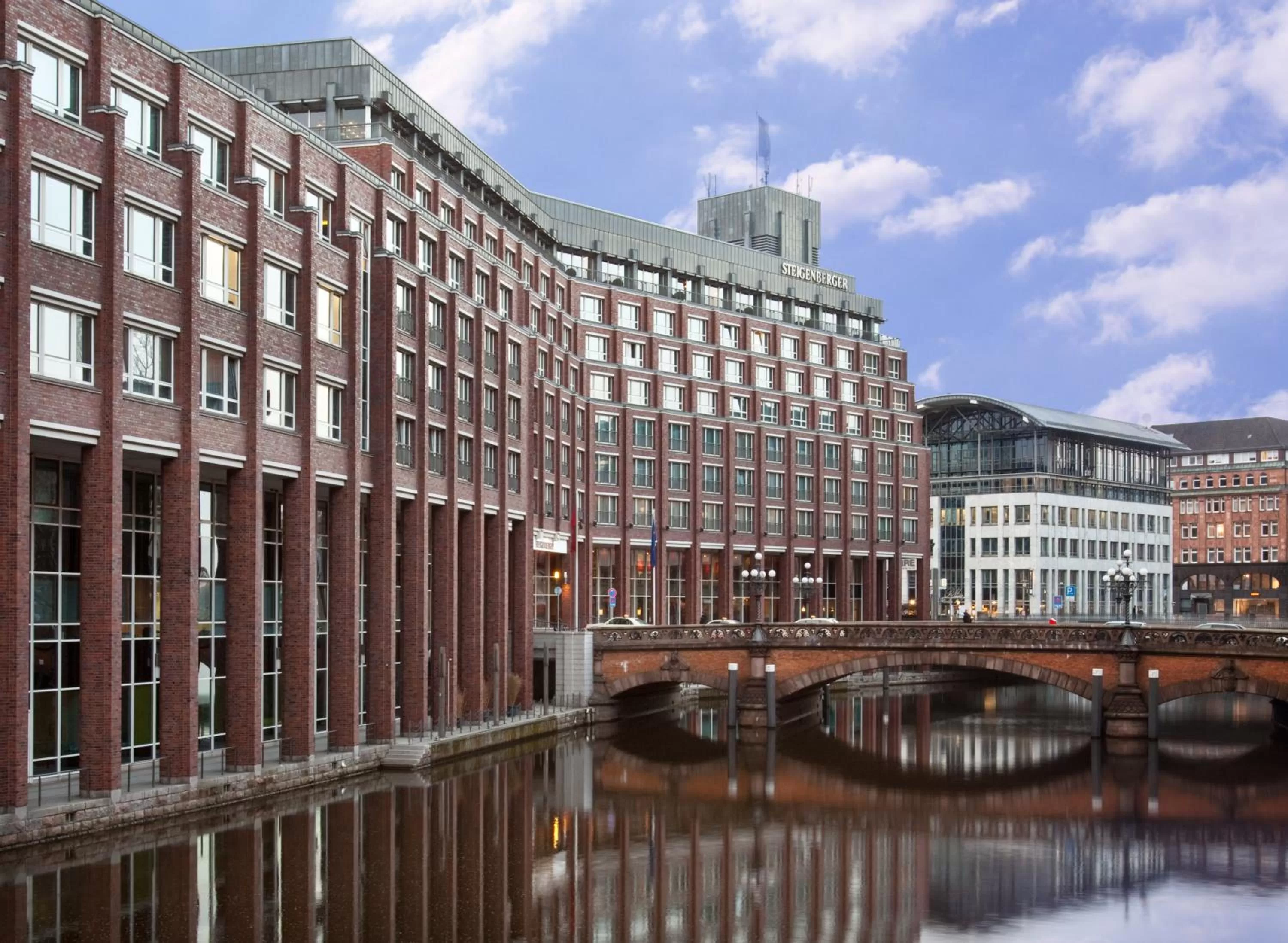 Facade/entrance in Steigenberger Hotel Hamburg