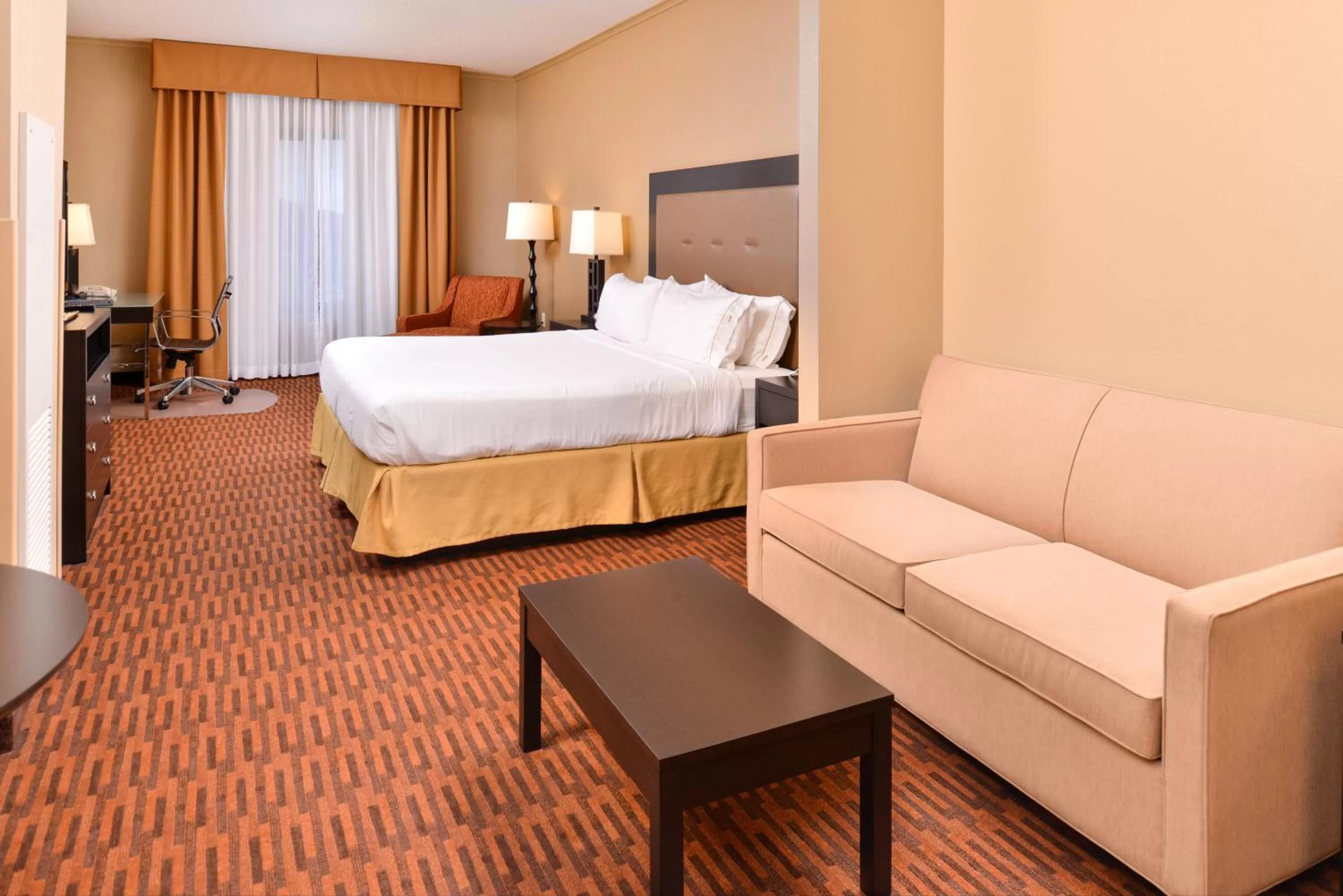 Photo of the whole room, Bed in Holiday Inn Express Breezewood by IHG