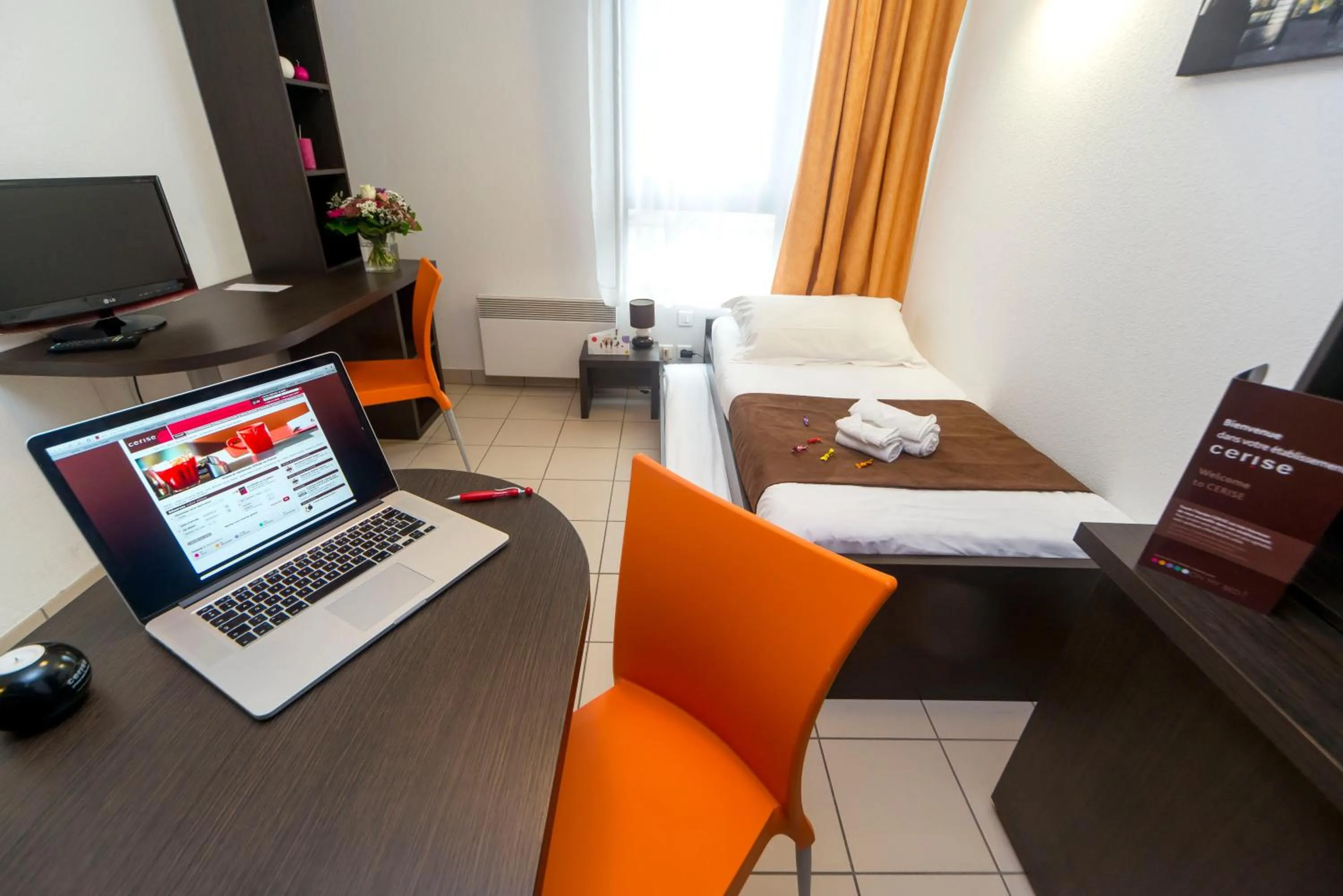 Bed in Cerise Strasbourg Appart Hotel