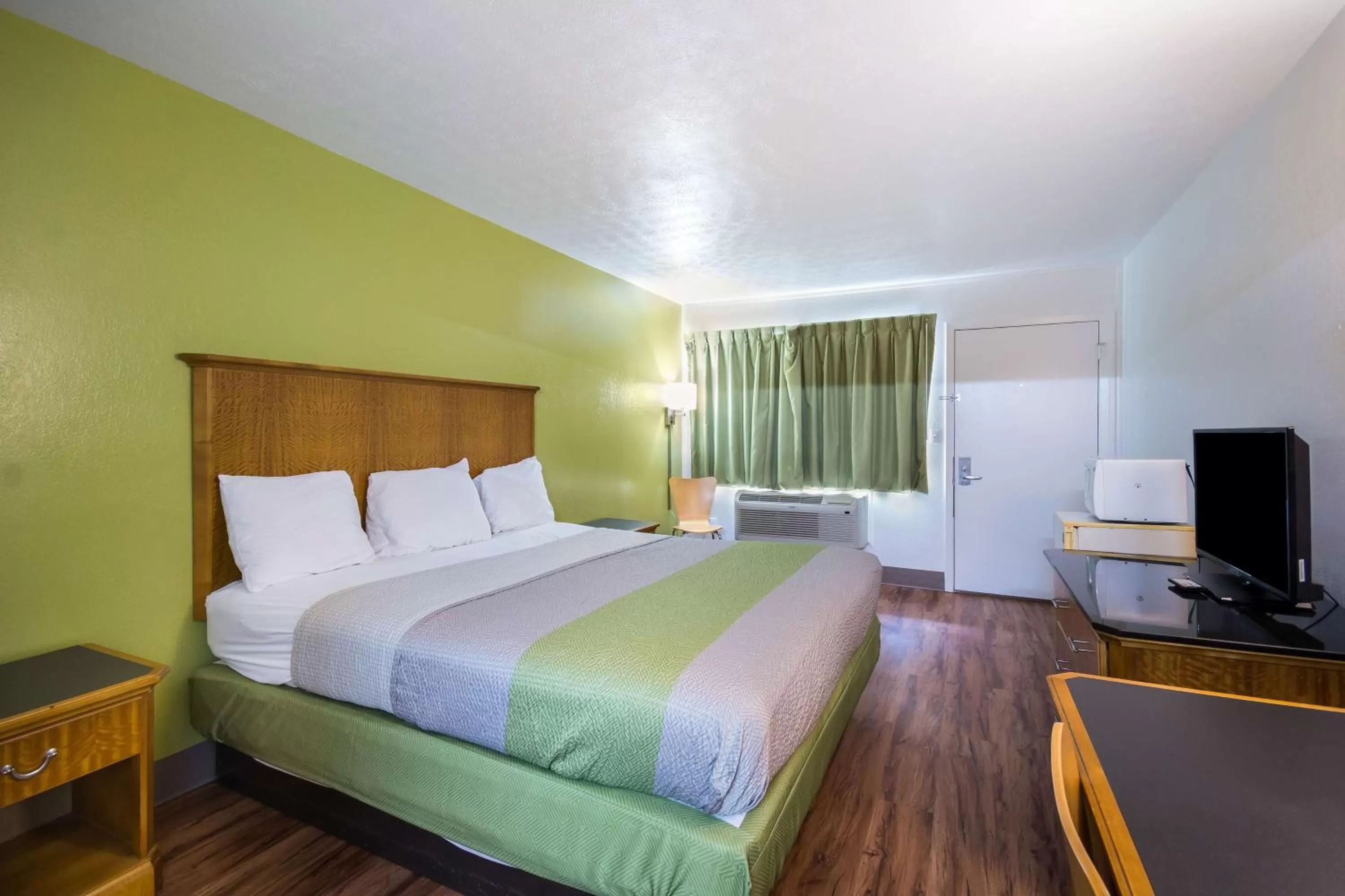 TV and multimedia, Bed in Motel 6-Parkersburg, WV