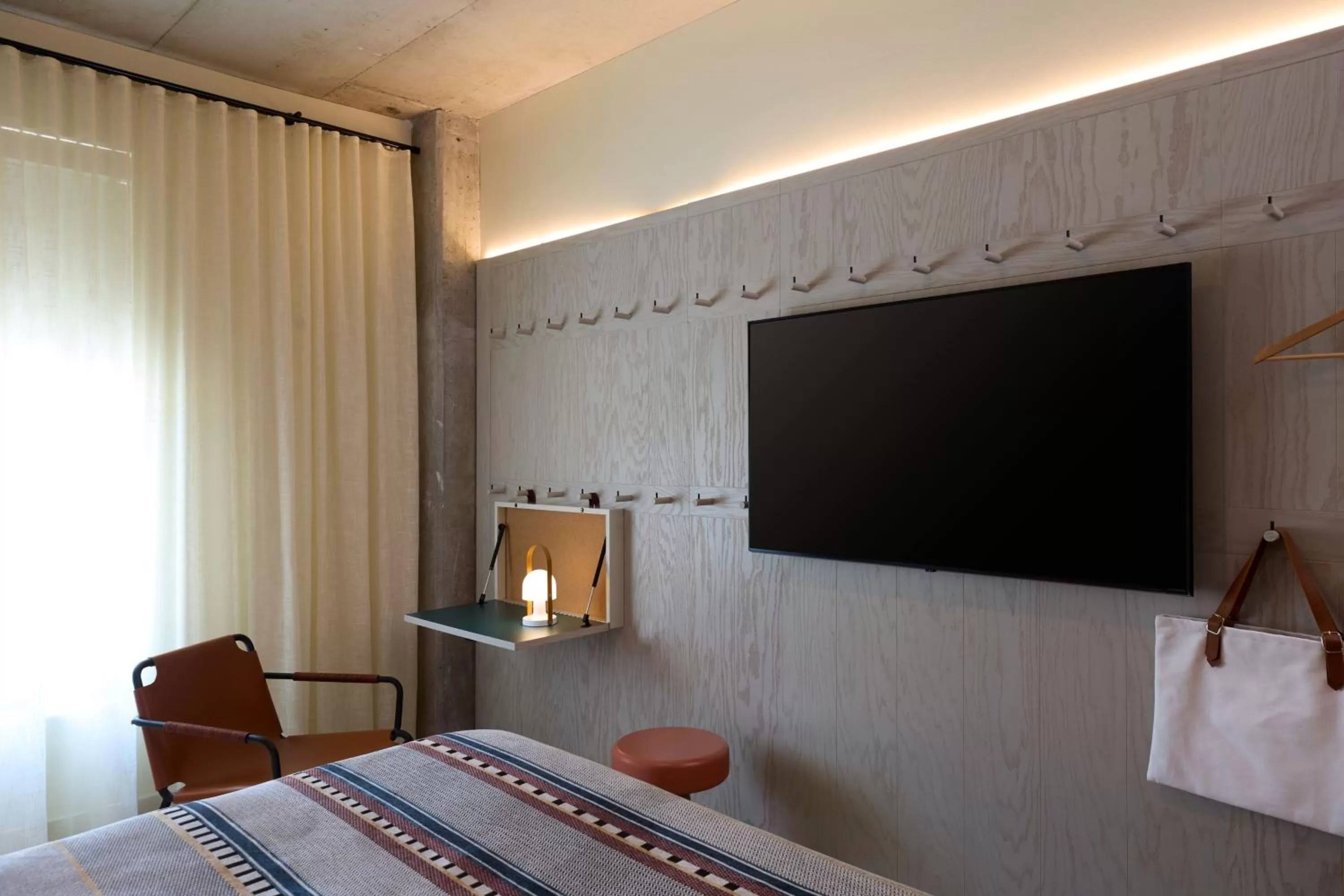 Photo of the whole room, Bed in Moxy Charleston Downtown