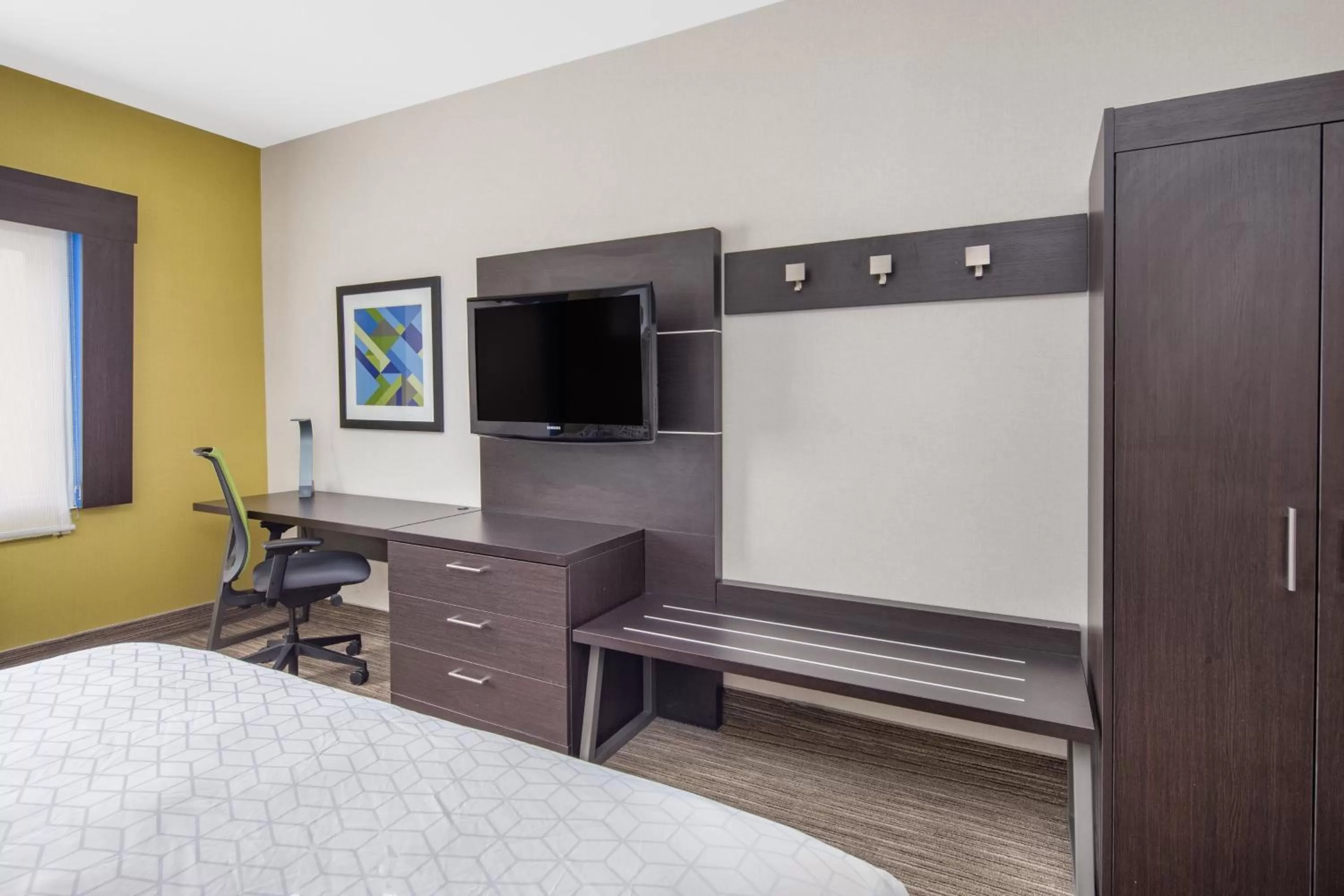 Photo of the whole room, Bed in Holiday Inn Express Hotel & Suites Bishop by IHG