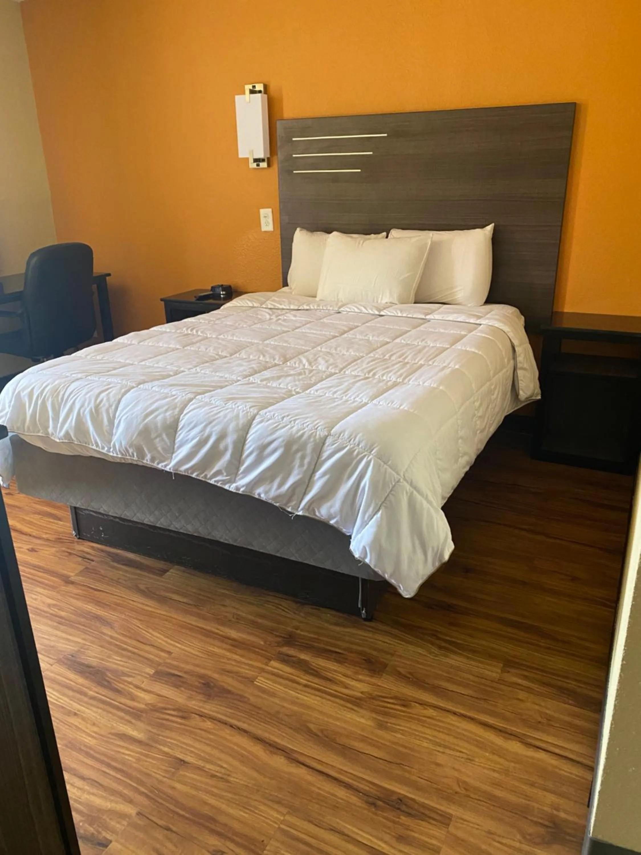 Bed in Econo Lodge Decatur South