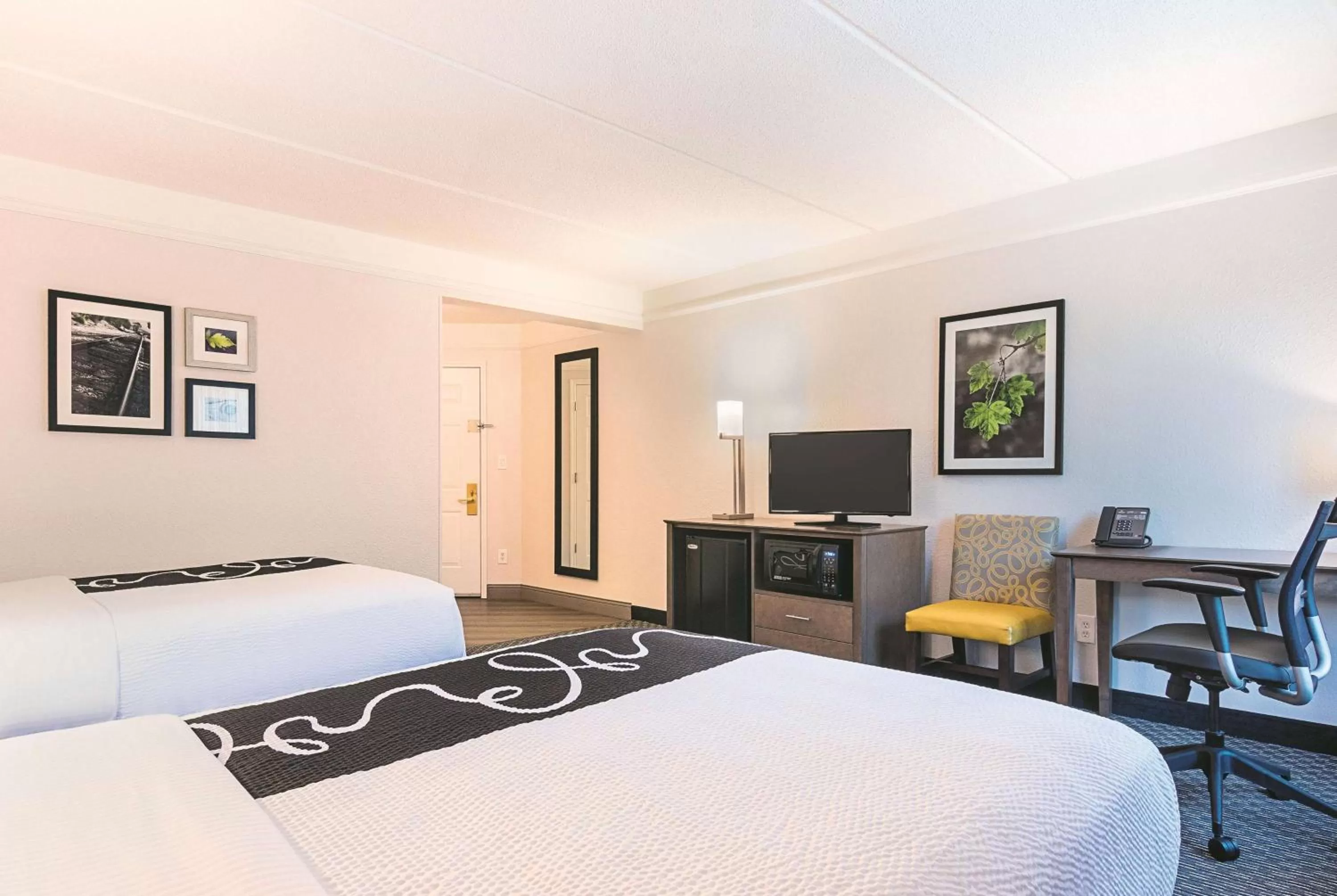 Photo of the whole room, Bed in La Quinta by Wyndham Atlanta Conyers