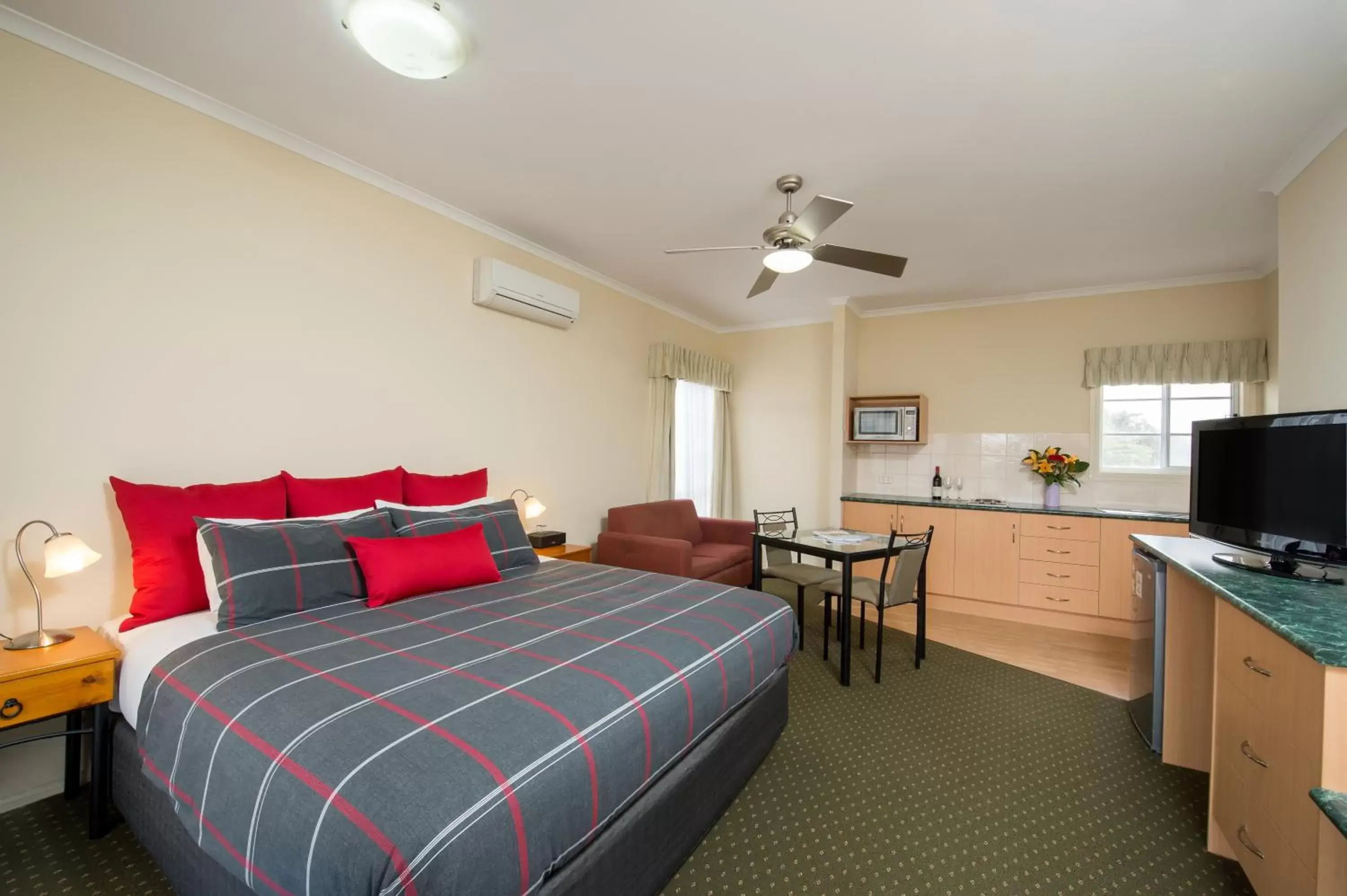 Kitchenette Spa Room in John Pirie Motor Inn Kitchenette Spa Room in John Pirie Motor Inn