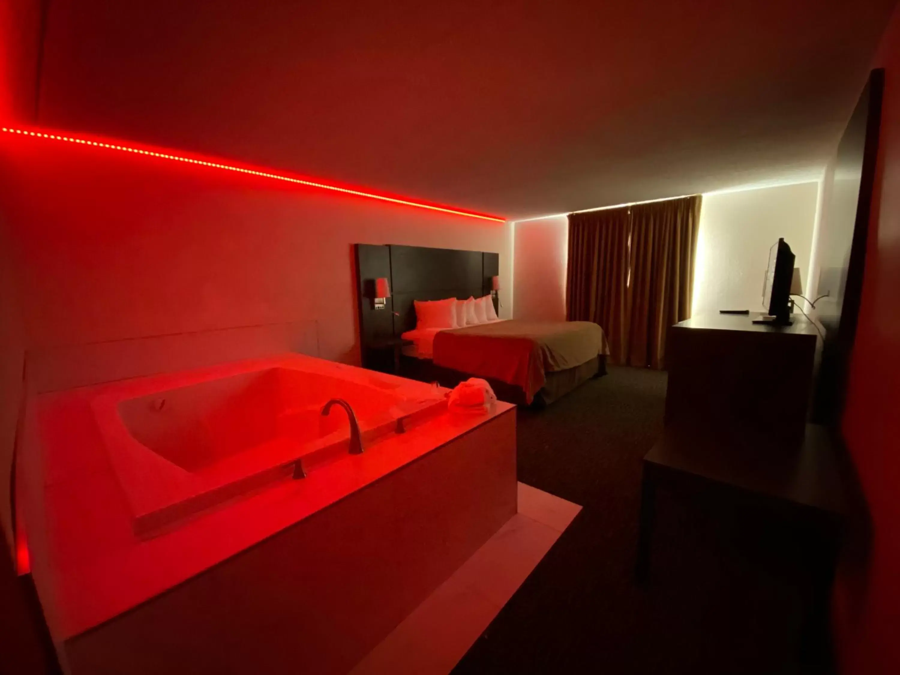 Suite with Hot Tub in Chicago Club Inn & Suite Suite with Hot Tub in Chicago Club Inn & Suite