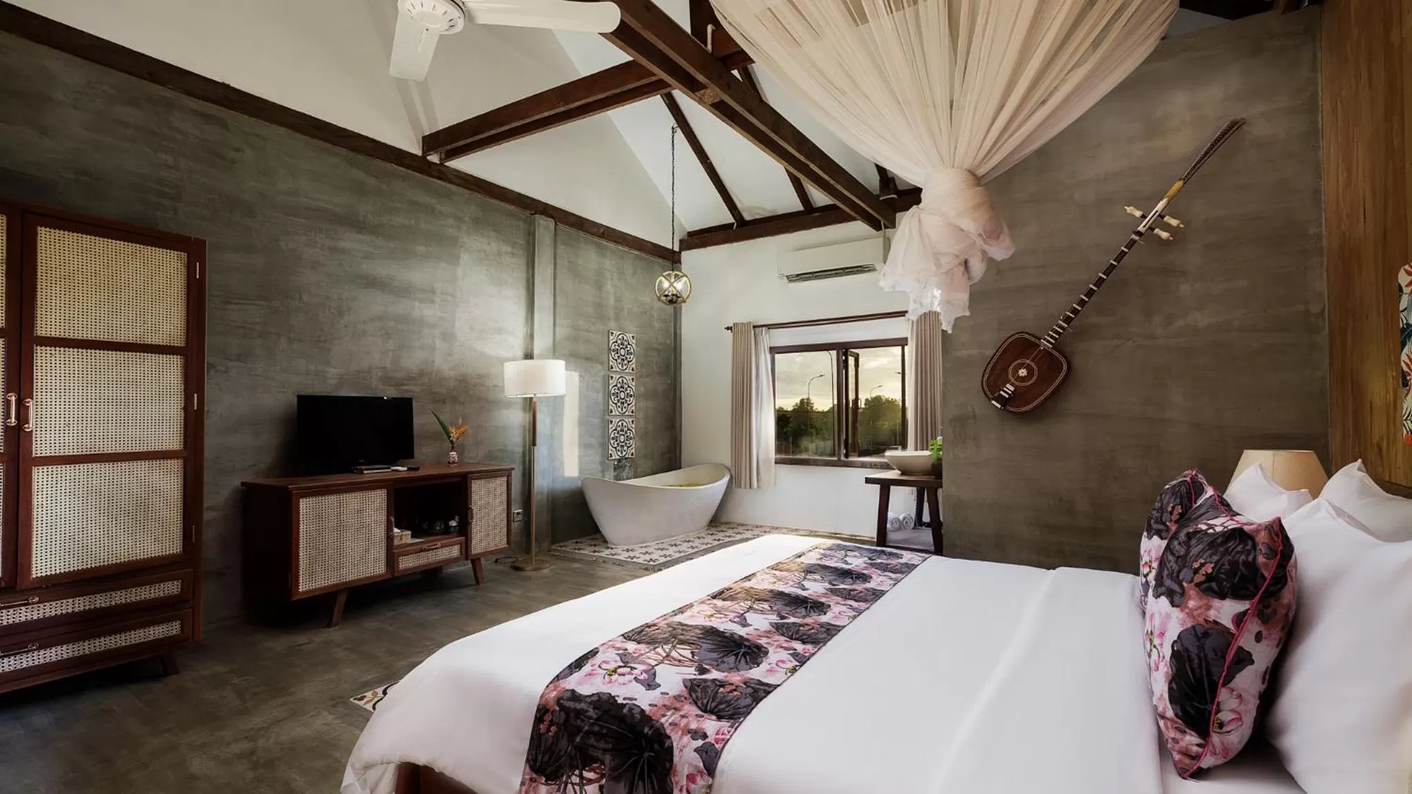 Bed in Dontrei Villa Angkor