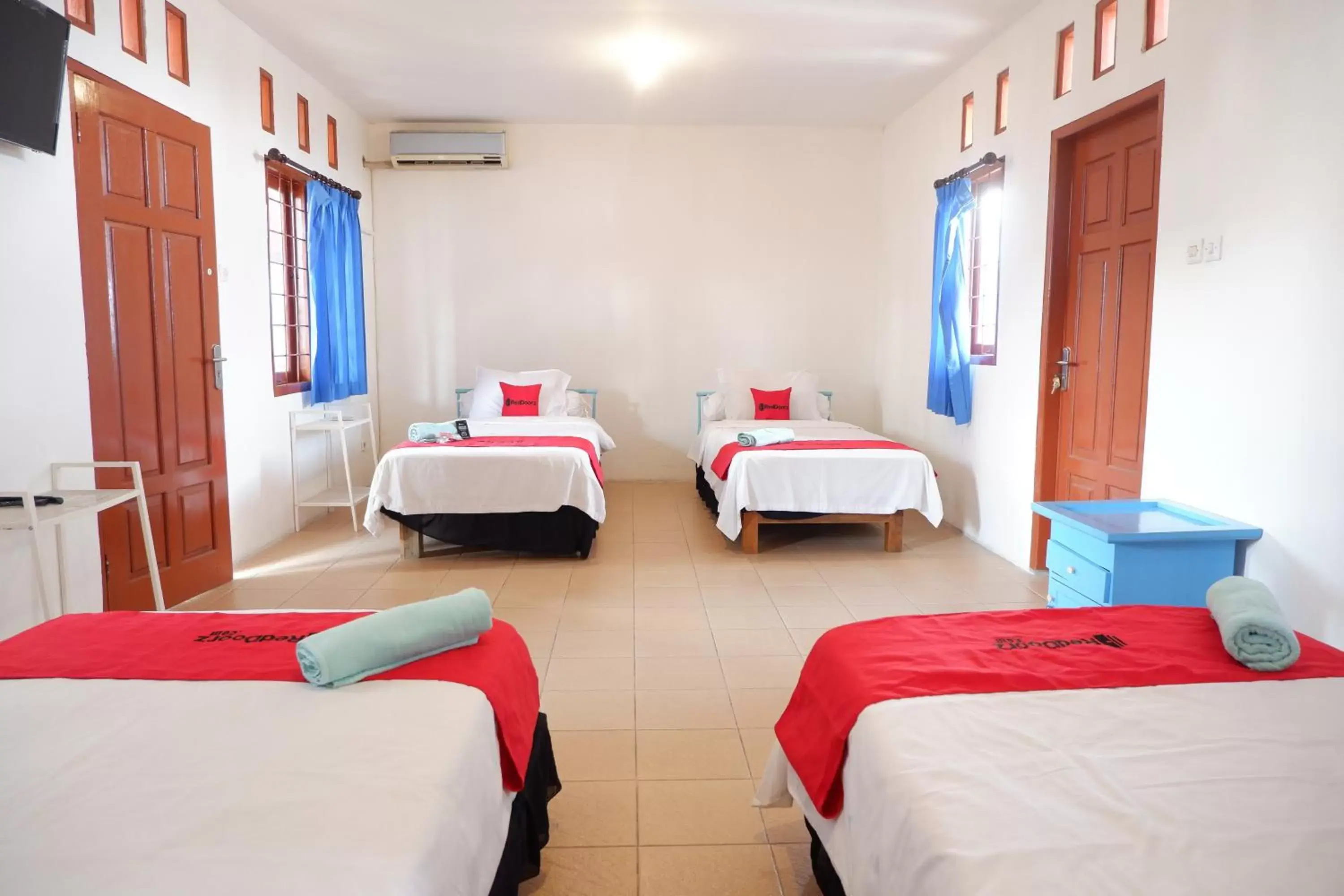 Deluxe Family Room in Reddoorz at Just In Mataram City Deluxe Family Room in Reddoorz at Just In Mataram City