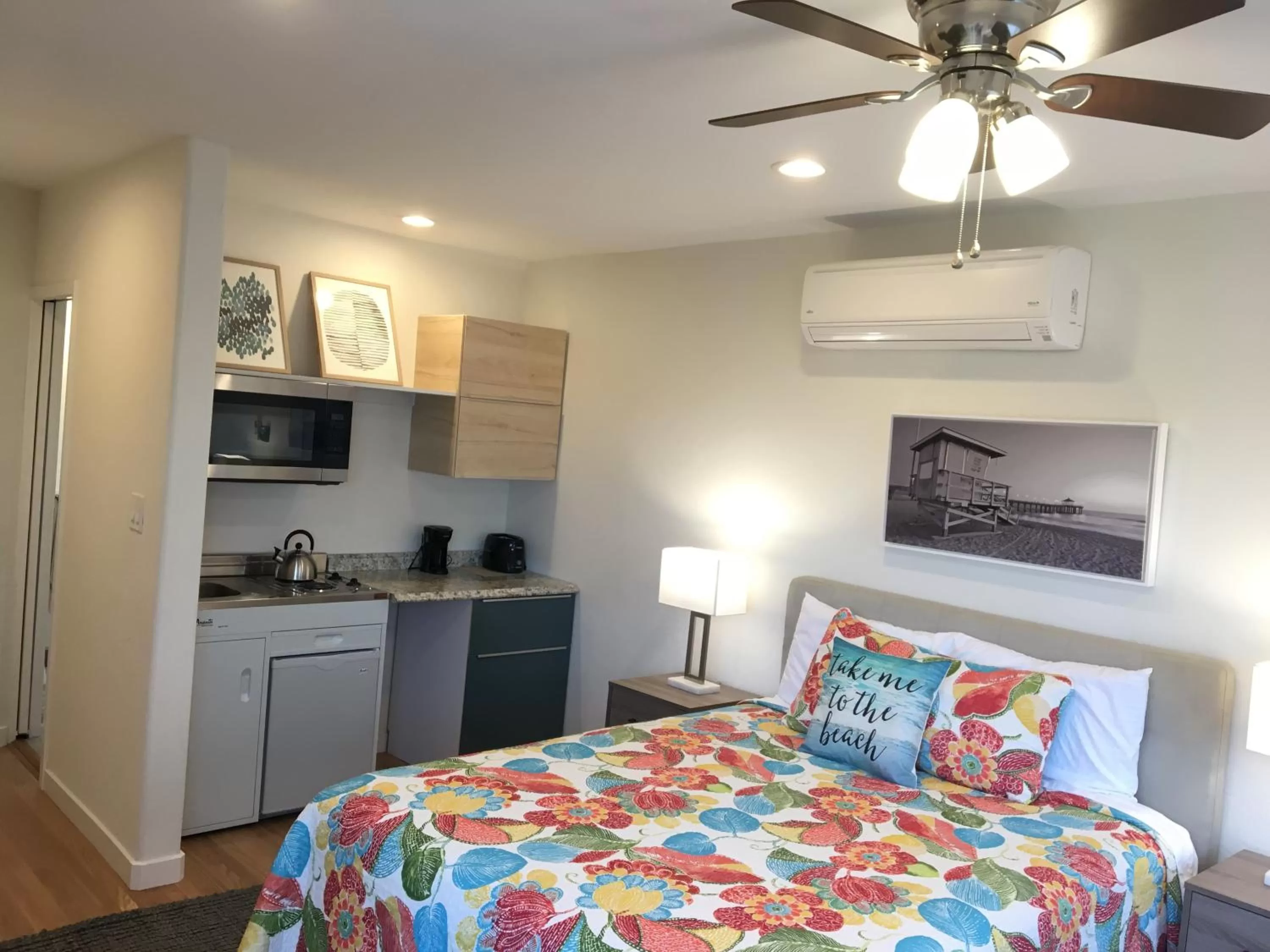 Kitchen or kitchenette, Bed in The Sea View Inn At The Beach