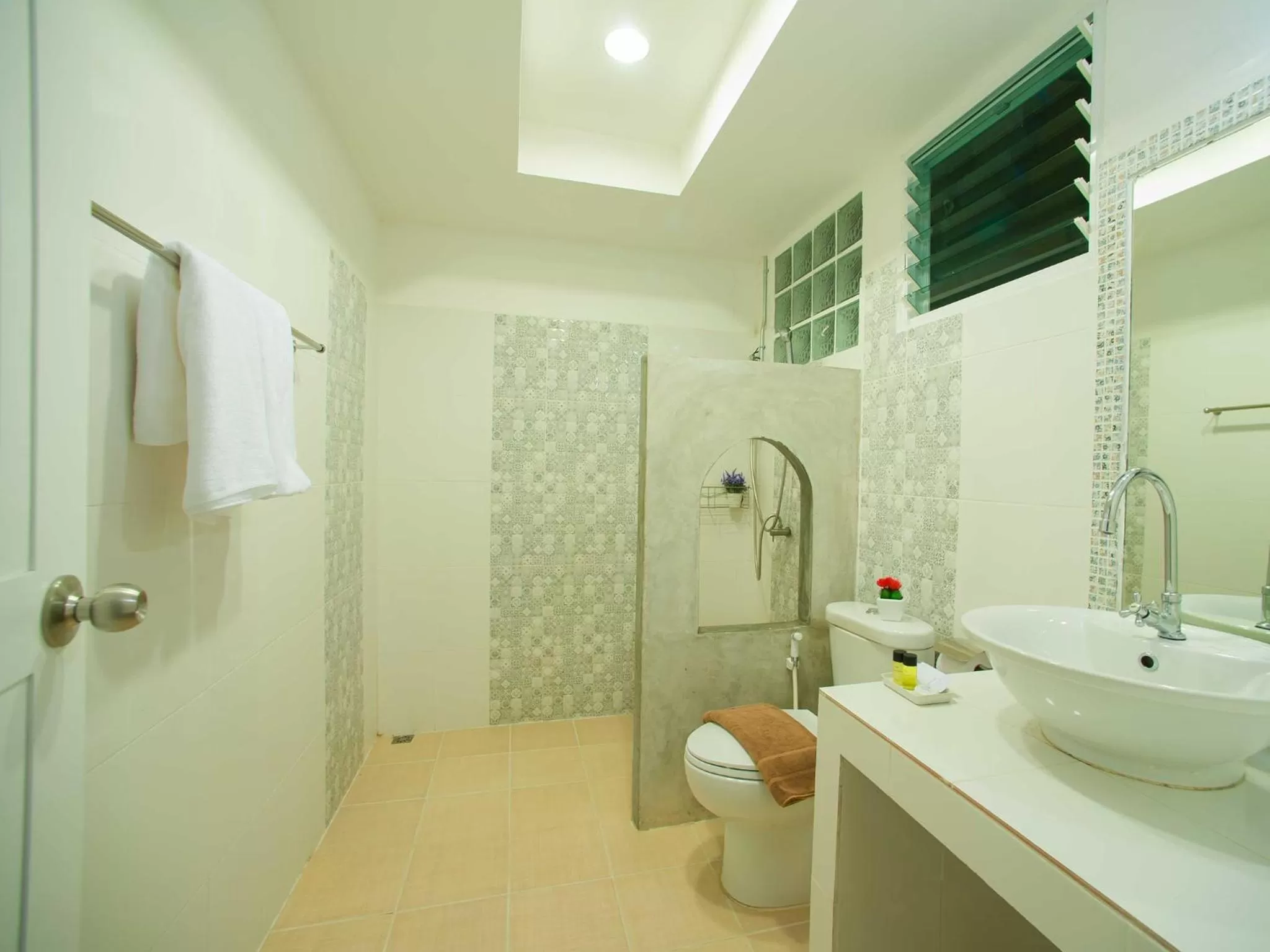 Shower in Baan Chokdee Pai Resort