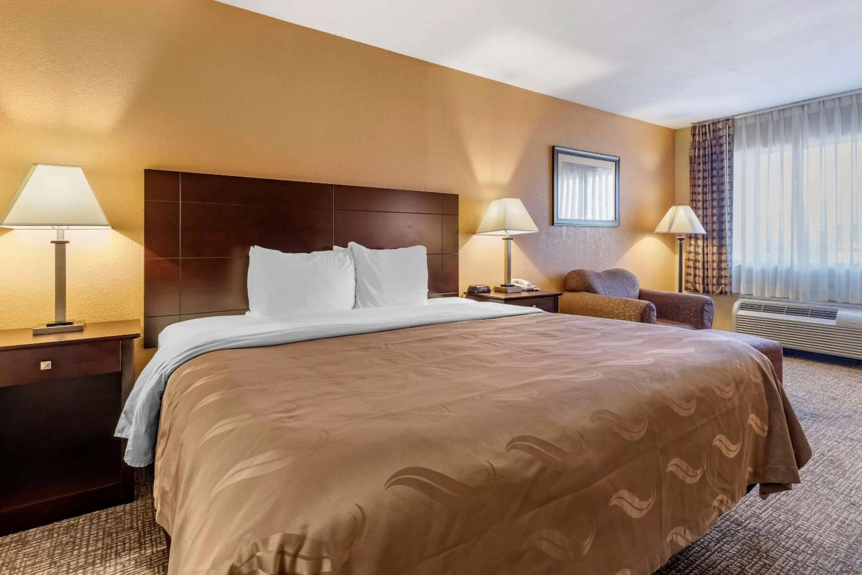 Photo of the whole room, Bed in Quality Inn Russellville I-40