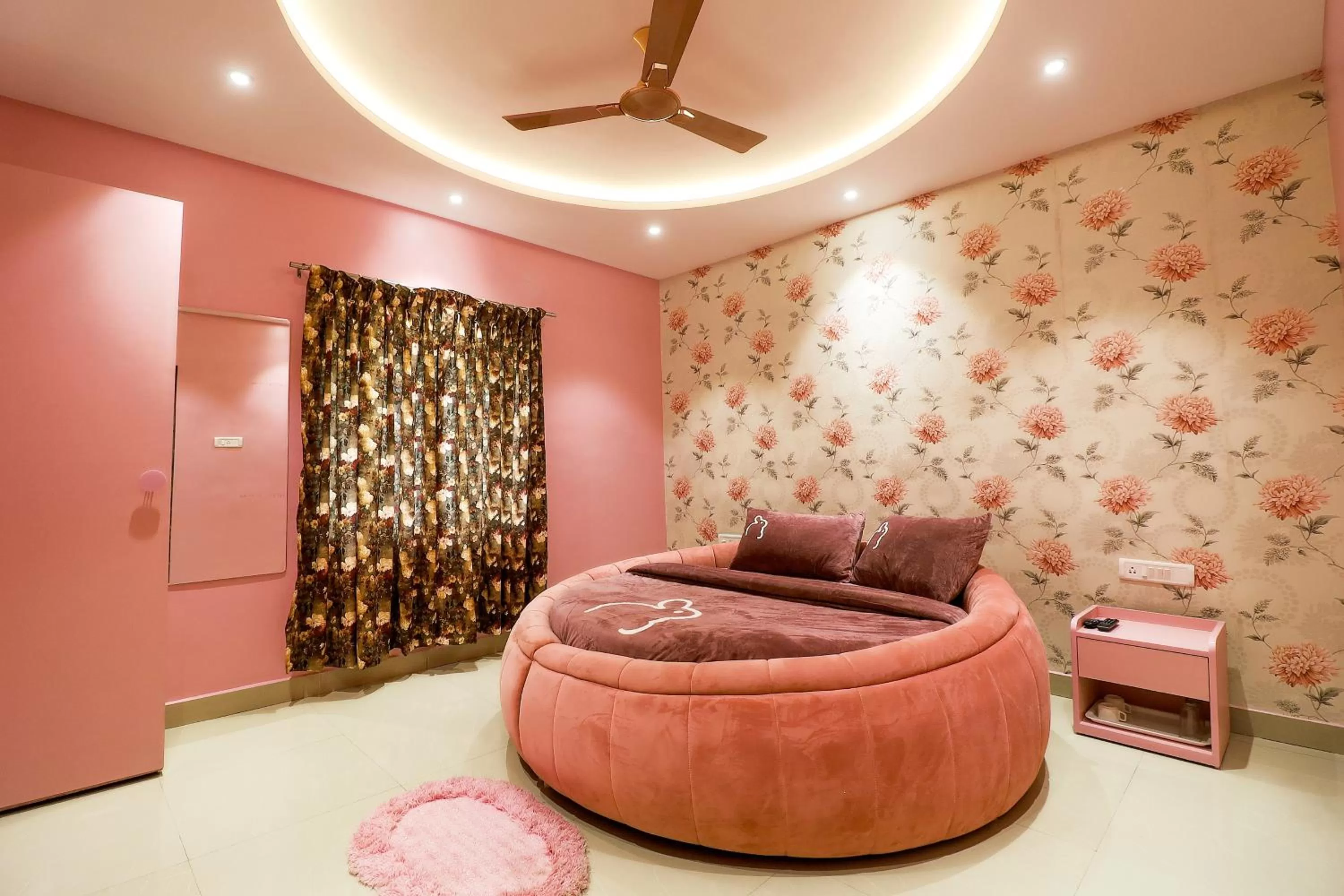 Bed, Seating Area in Hotel Greek Glory