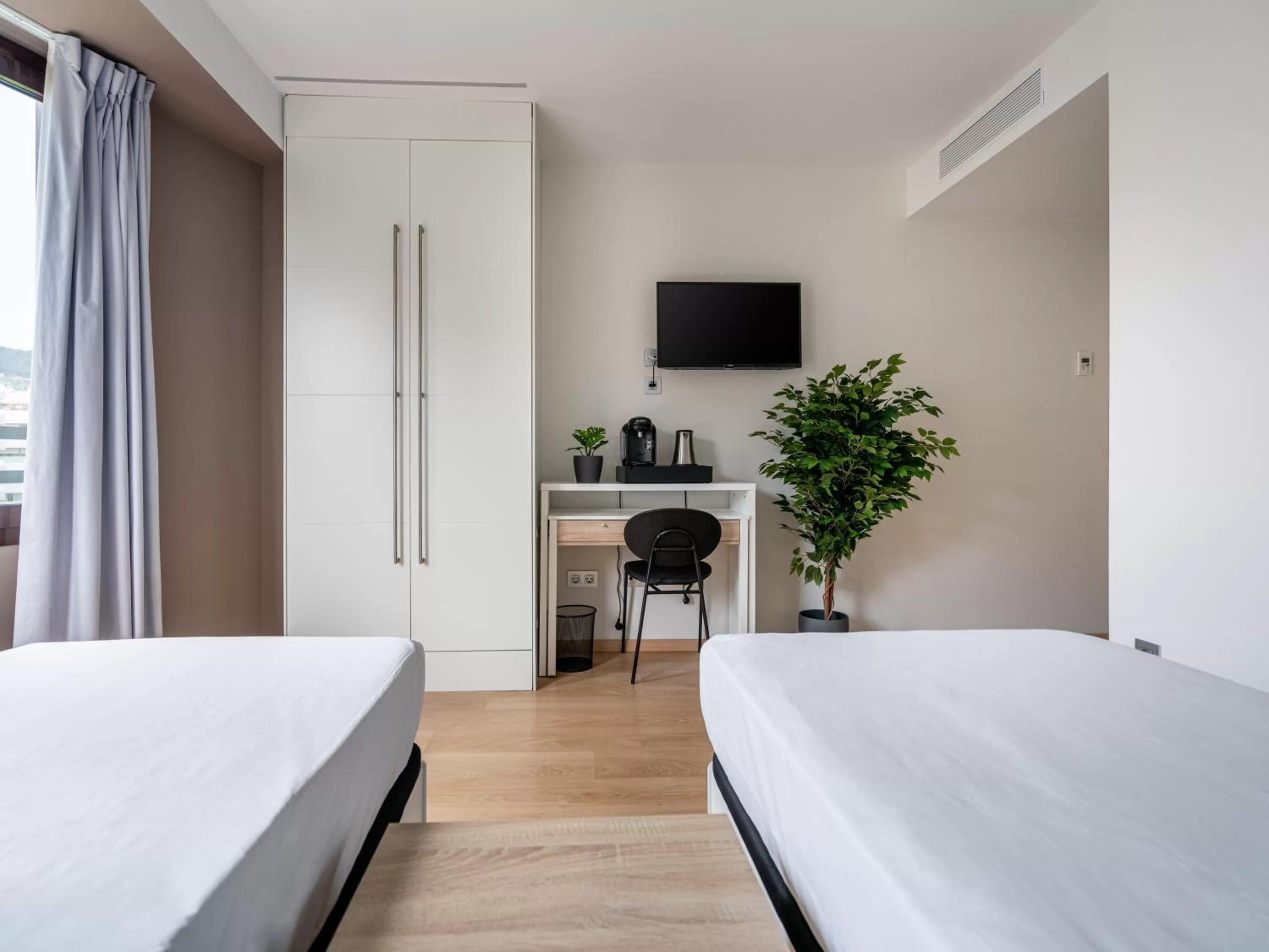 Bed in Limehome Barcelona Carrer de Fontcoberta - Digital Access